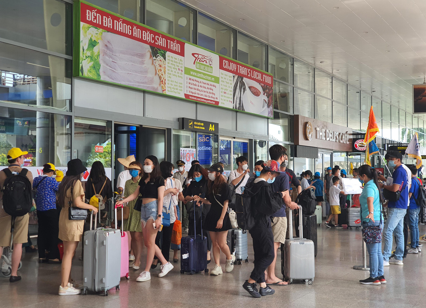 Hàng ngàn du khách từ các nơi đổ về Đà Nẵng để bắt đầu kì nghỉ lễ kéo dài 4 ngày Hàng ngàn du khách từ các nơi đổ về Đà Nẵng để bắt đầu kì nghỉ lễ kéo dài 4 ngày