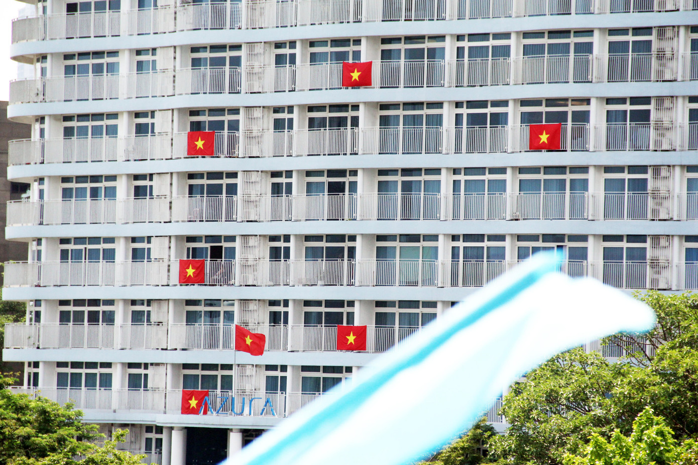 Hình ảnh cờ đỏ sao vàng nổi bật trên những cao ốc ở trung tâm thành phố tạo điểm nhất đối với du khách khi đến Đà Nẵng.