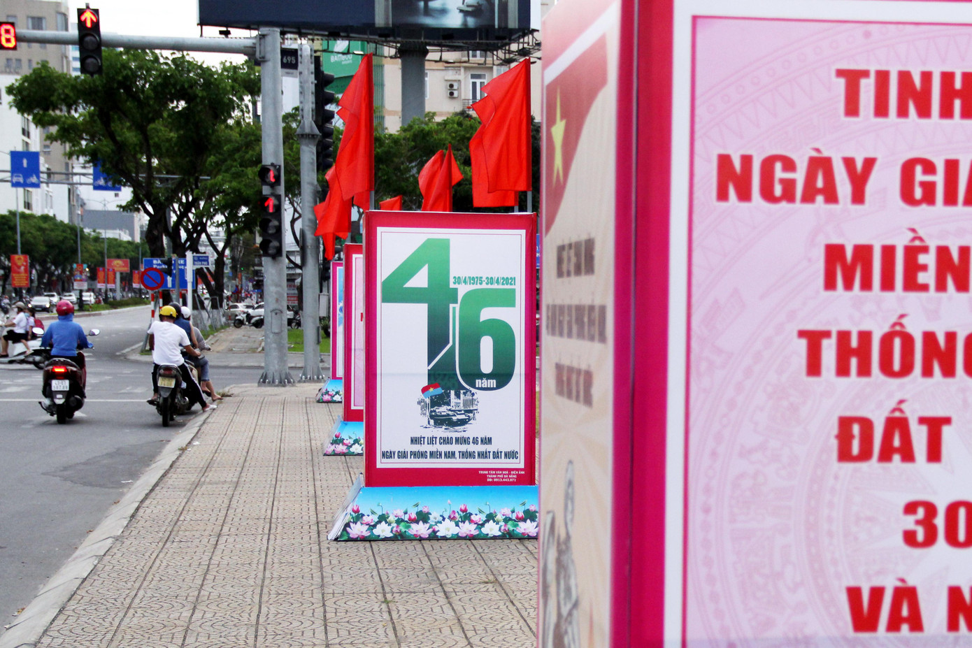 Những boot cổ động lớn được đặt dọc khu vực giao lộ cầu Rồng - Nguyễn Văn Linh - Bạch Đằng.