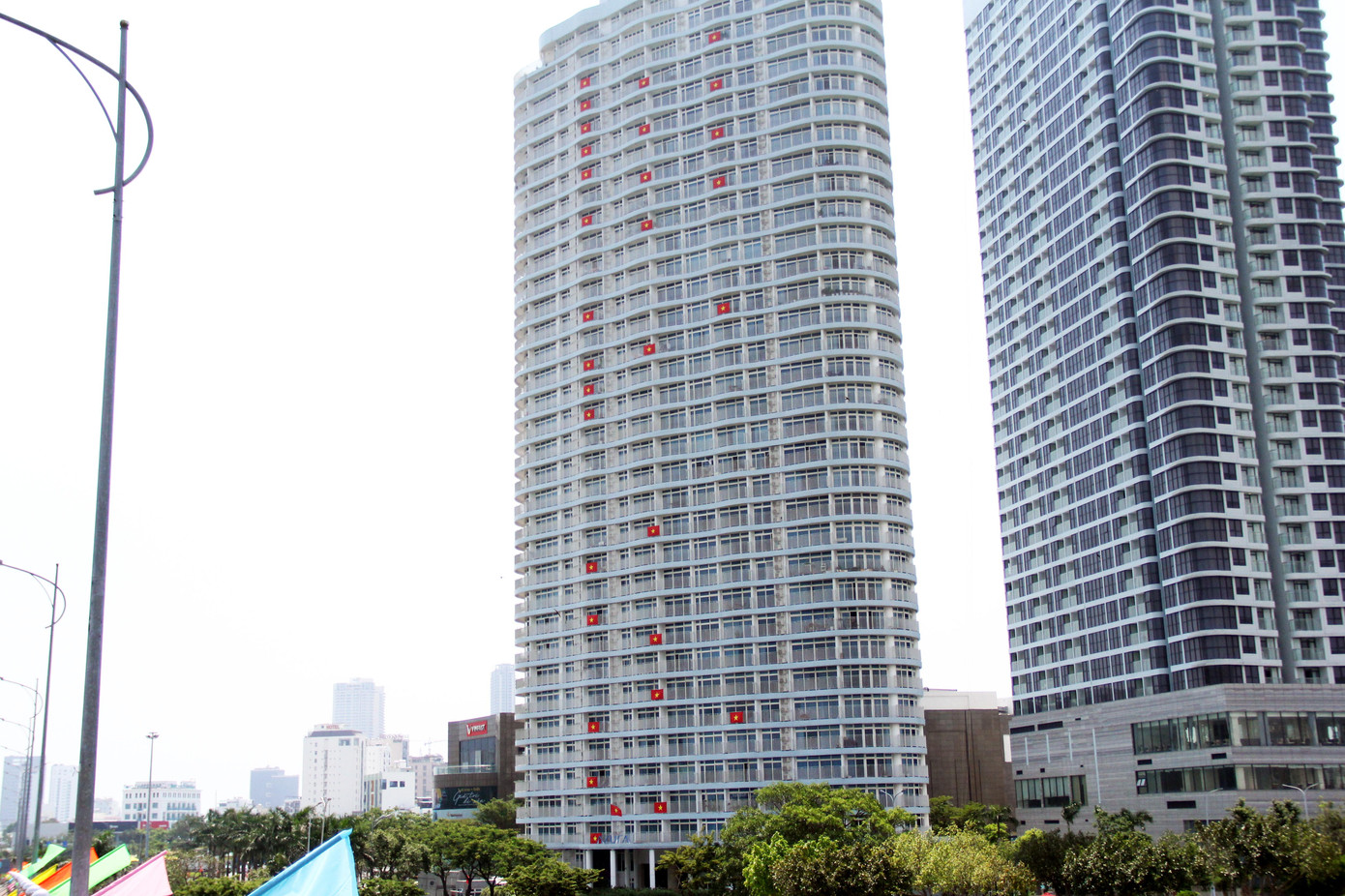 Một tòa nhà cao tầng khác nằm gần cầu sông Hàn (quận Sơn Trà, Đà Nẵng) treo cờ Tổ quốc dọc tòa nhà.