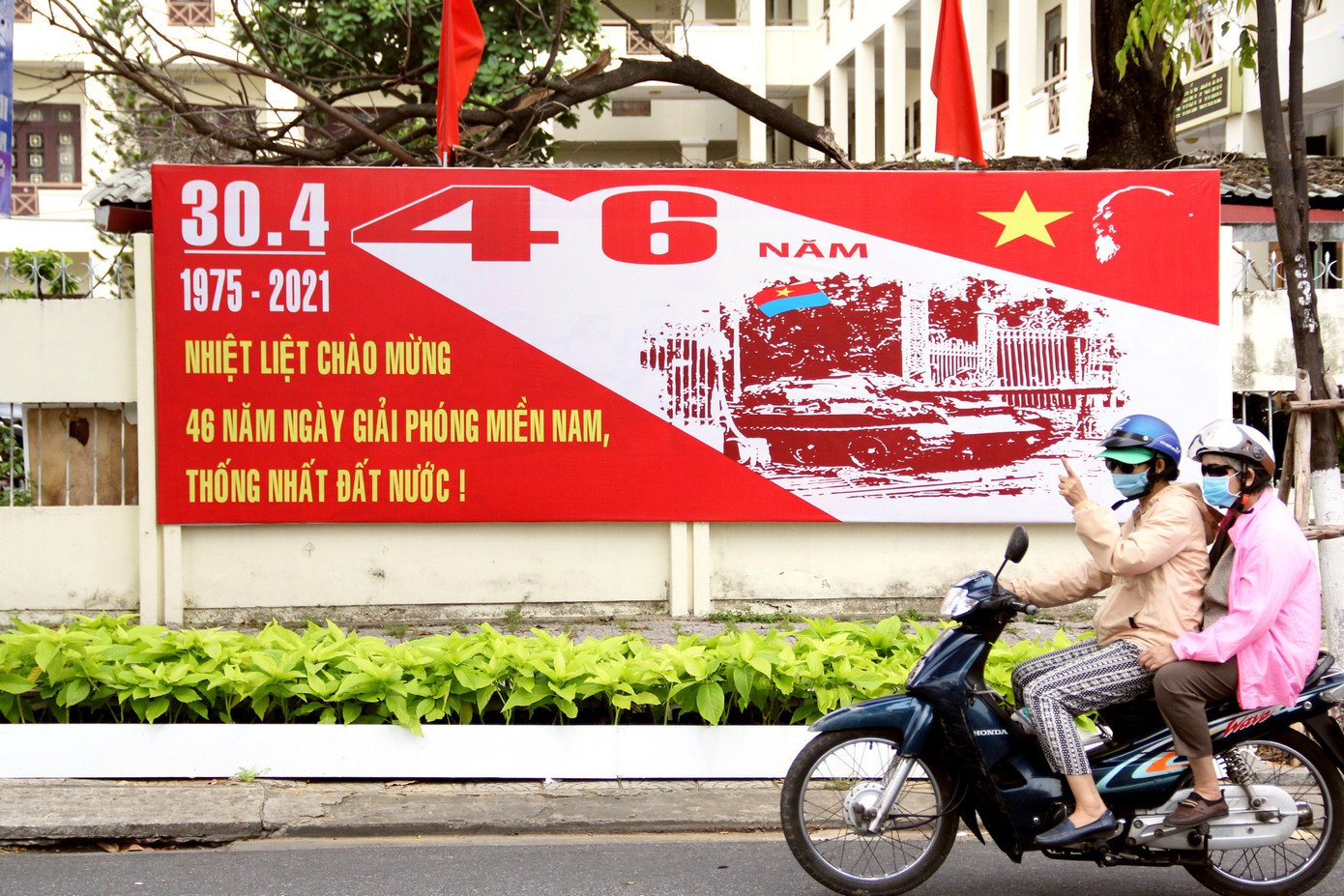 Các tấm pano lớn với nội dung chào mừng ngày Thống nhất được treo dọc tuyến đường Trần Phú - nơi tập trung nhiều cơ quan, đơn vị, trường học...