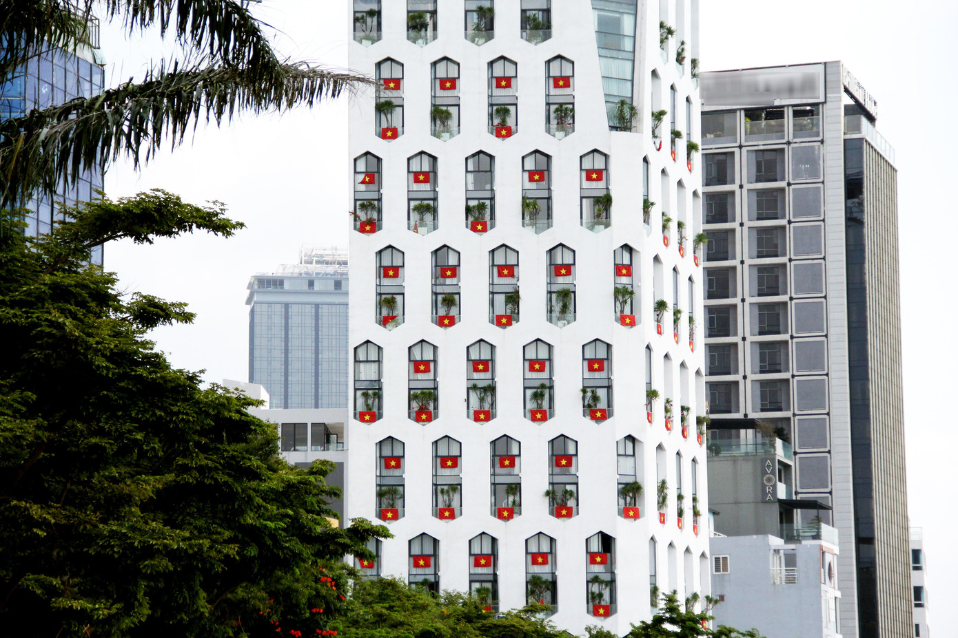 Màu cờ đỏ sao vàng nổi bật trên nền trắng của tòa nhà khiến bất kì ai đi ngang qua con đường này đều phải ngước nhìn.