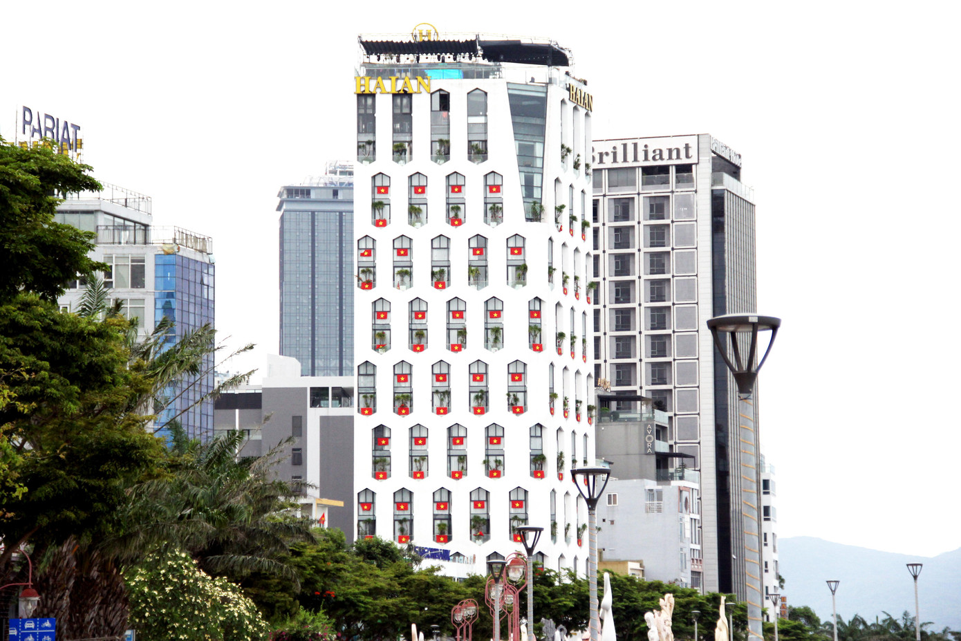 Những ngày này, người dân và du khách đến Đà Nẵng đều tỏ ra thích thú với hình ảnh tòa nhà cao tầng ở đường Bạch Đằng (quận Hải Châu, Đà Nẵng) - một trong những tuyến đường du lịch đẹp nhất thành phố, được "nhuộm đỏ" bằng cờ Tổ quốc.