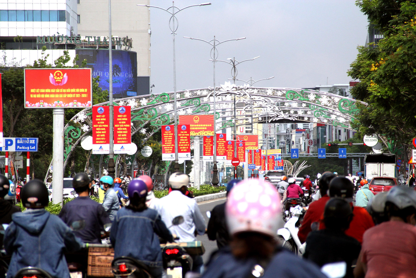 Các con đường lớn ở Đà Nẵng như Nguyễn Văn Linh, đường 2/9, đường Phạm Văn Đồng, đường Bạch Đằng, 30/4... cũng được "khoác áo mới" rực rỡ với những tấm pano chào mừng kỉ niệm 46 năm Giải phóng miền Nam, thống nhất đất nước.