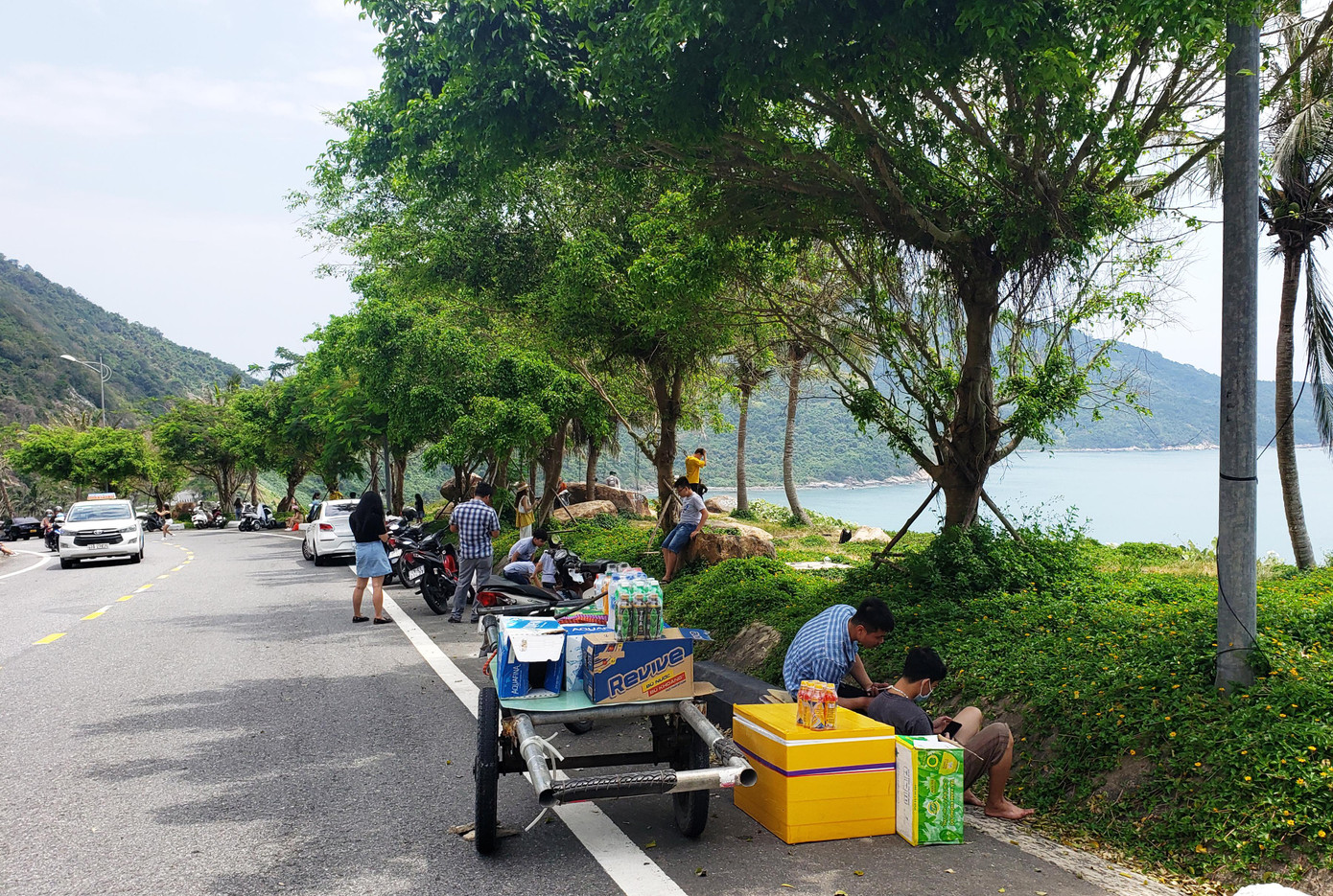 Du khách đổ về Bán đảo Sơn Trà để tham quan, chụp hình. Các bãi đá ở khu vực này cũng tấp nập các đoàn khách Du khách đổ về Bán đảo Sơn Trà để tham quan, chụp hình. Các bãi đá ở khu vực này cũng tấp nập các đoàn khách