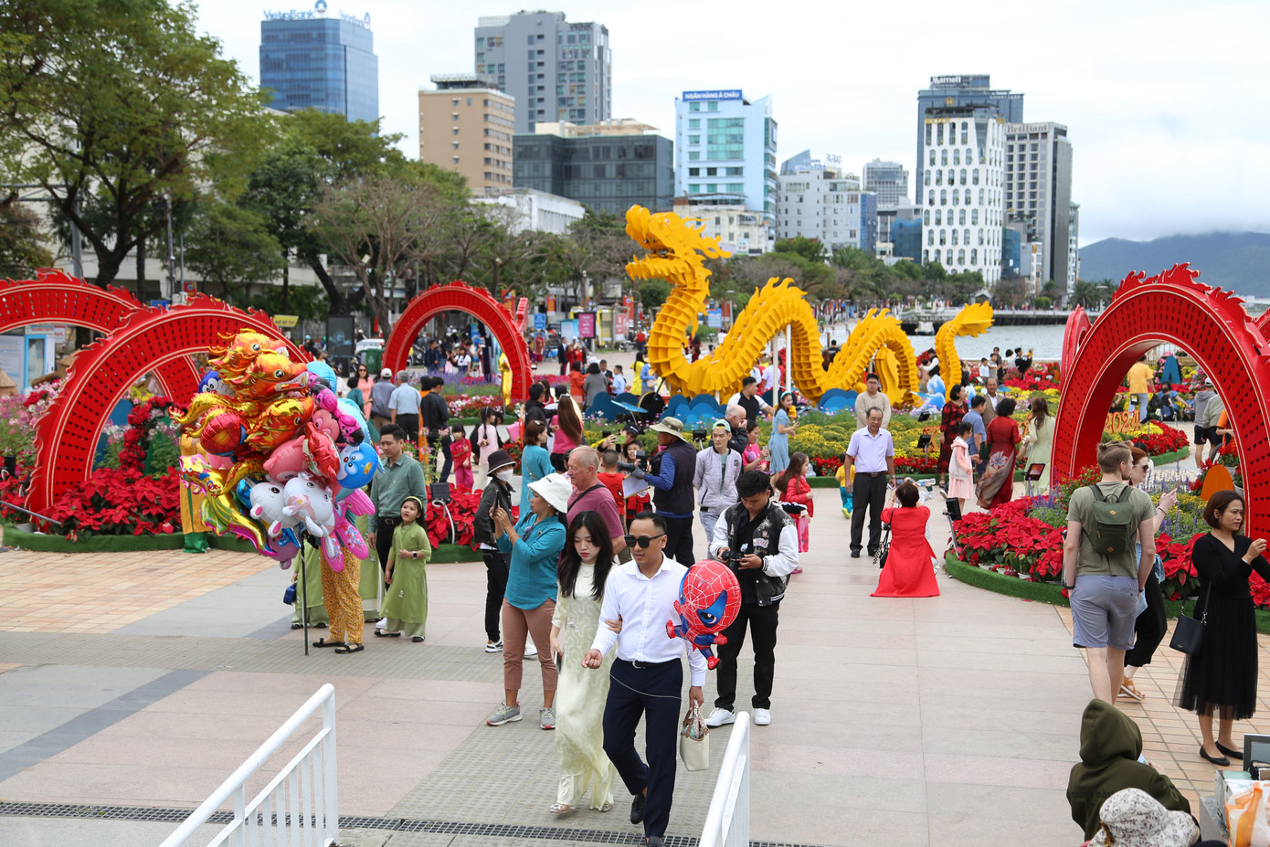 Không khí hết sức tấp nập, nhộn nhịp. Các dịch vụ chụp ảnh lấy ngay, bán phụ kiện chụp ảnh, bán bóng bay... nở rộ, đáp ứng nhu cầu của người dân. Không khí hết sức tấp nập, nhộn nhịp. Các dịch vụ chụp ảnh lấy ngay, bán phụ kiện chụp ảnh, bán bóng bay... nở rộ, đáp ứng nhu cầu của người dân.