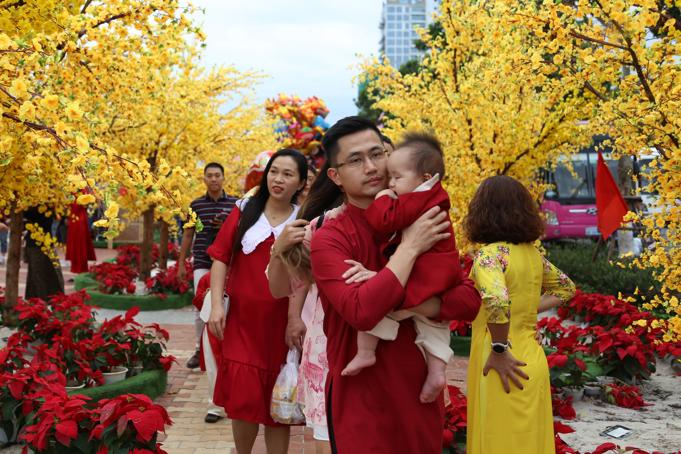 Chị Nguyễn Diệu Hiền (34 tuổi, quận Hải Châu) hẹn nhóm bạn cùng diện áo dài để lưu lại những khoảnh khắc đẹp bên các linh vật Tết Giáp Thìn. "Thời tiết ngày cuối năm rất thuận lợi để người dân du xuân đón Tết. Sau khi chuẩn bị xong mâm cúng giao thừa, tôi tranh thủ cùng bạn bè ra đường hoa, uống cà phê rồi chờ xem pháo hoa", chị Hiền nói. Chị Nguyễn Diệu Hiền (34 tuổi, quận Hải Châu) hẹn nhóm bạn cùng diện áo dài để lưu lại những khoảnh khắc đẹp bên các linh vật Tết Giáp Thìn. "Thời tiết ngày cuối năm rất thuận lợi để người dân du xuân đón Tết. Sau khi chuẩn bị xong mâm cúng giao thừa, tôi tranh thủ cùng bạn bè ra đường hoa, uống cà phê rồi chờ xem pháo hoa", chị Hiền nói.