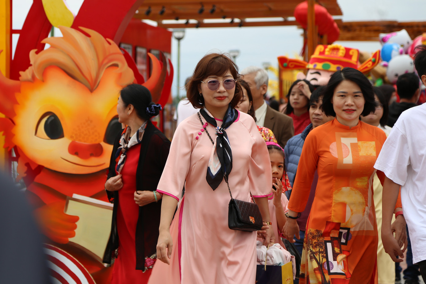 Chị Nguyễn Diệu Hiền (34 tuổi, quận Hải Châu) hẹn nhóm bạn cùng diện áo dài để lưu lại những khoảnh khắc đẹp bên các linh vật Tết Giáp Thìn. "Thời tiết ngày cuối năm rất thuận lợi để người dân du xuân đón Tết. Sau khi chuẩn bị xong mâm cúng giao thừa, tôi tranh thủ cùng bạn bè ra đường hoa, uống cà phê rồi chờ xem pháo hoa", chị Hiền nói. Chị Nguyễn Diệu Hiền (34 tuổi, quận Hải Châu) hẹn nhóm bạn cùng diện áo dài để lưu lại những khoảnh khắc đẹp bên các linh vật Tết Giáp Thìn. "Thời tiết ngày cuối năm rất thuận lợi để người dân du xuân đón Tết. Sau khi chuẩn bị xong mâm cúng giao thừa, tôi tranh thủ cùng bạn bè ra đường hoa, uống cà phê rồi chờ xem pháo hoa", chị Hiền nói.