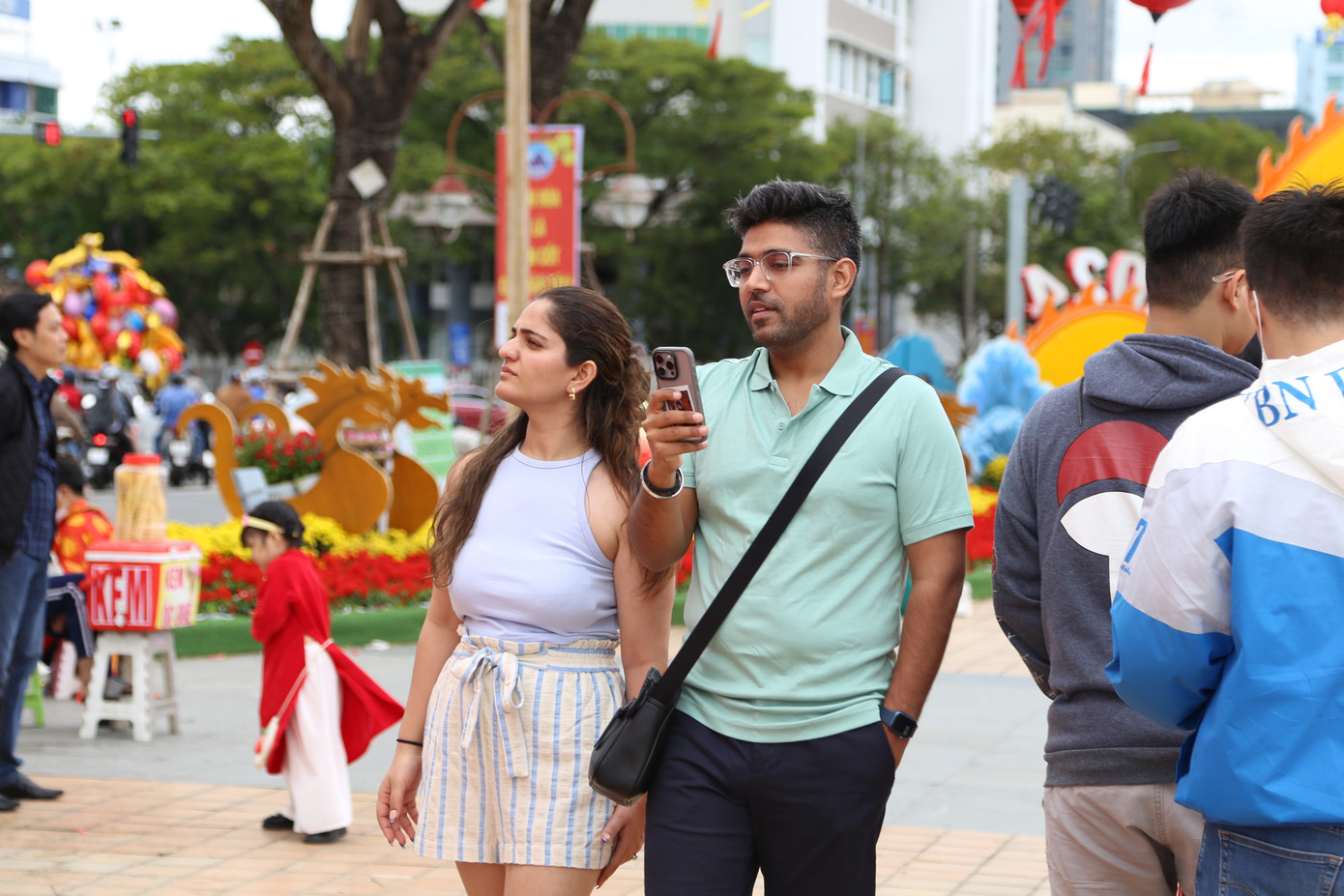 Du khách quốc tế thích thú trải nghiệm đường hoa Tết Đà Nẵng, nhiều người lấy điện thoại để chụp ảnh, quay phim lại người dân mặc trang phục áo dài truyền thống bên các tiểu cảnh rực rỡ. Du khách quốc tế thích thú trải nghiệm đường hoa Tết Đà Nẵng, nhiều người lấy điện thoại để chụp ảnh, quay phim lại người dân mặc trang phục áo dài truyền thống bên các tiểu cảnh rực rỡ.