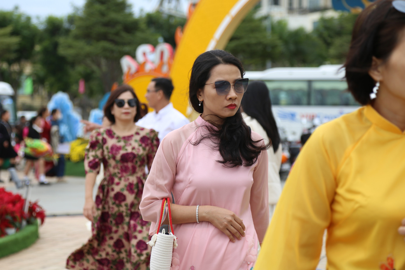 Chị Nguyễn Diệu Hiền (34 tuổi, quận Hải Châu) hẹn nhóm bạn cùng diện áo dài để lưu lại những khoảnh khắc đẹp bên các linh vật Tết Giáp Thìn. "Thời tiết ngày cuối năm rất thuận lợi để người dân du xuân đón Tết. Sau khi chuẩn bị xong mâm cúng giao thừa, tôi tranh thủ cùng bạn bè ra đường hoa, uống cà phê rồi chờ xem pháo hoa", chị Hiền nói. Chị Nguyễn Diệu Hiền (34 tuổi, quận Hải Châu) hẹn nhóm bạn cùng diện áo dài để lưu lại những khoảnh khắc đẹp bên các linh vật Tết Giáp Thìn. "Thời tiết ngày cuối năm rất thuận lợi để người dân du xuân đón Tết. Sau khi chuẩn bị xong mâm cúng giao thừa, tôi tranh thủ cùng bạn bè ra đường hoa, uống cà phê rồi chờ xem pháo hoa", chị Hiền nói.