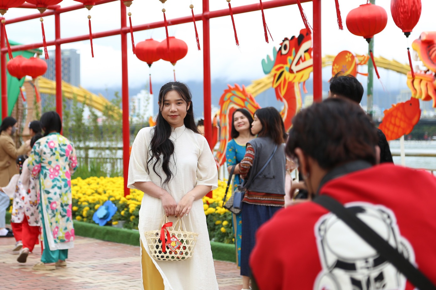 Nhiều bạn trẻ còn chuẩn bị thêm phụ kiện như: quạt, giỏ xách... để phù hợp với bối cảnh. Nhiều bạn trẻ còn chuẩn bị thêm phụ kiện như: quạt, giỏ xách... để phù hợp với bối cảnh.