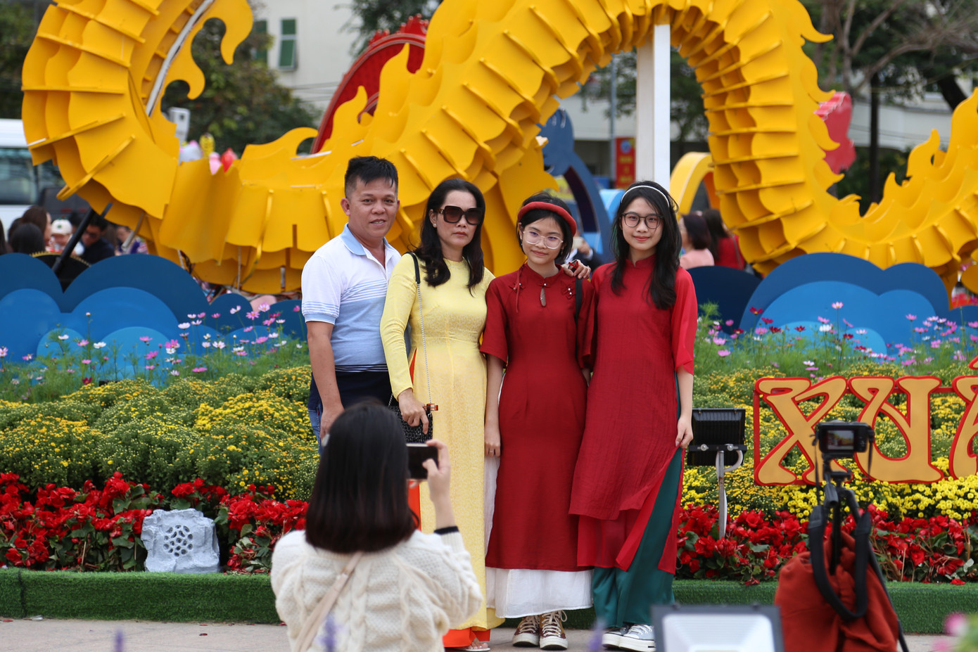 Rất nhiều gia đình lựa chọn đường hoa Tết Đà Nẵng để cùng nhau vui chơi, chụp ảnh ngày cuối năm Quý Mão. Rất nhiều gia đình lựa chọn đường hoa Tết Đà Nẵng để cùng nhau vui chơi, chụp ảnh ngày cuối năm Quý Mão.