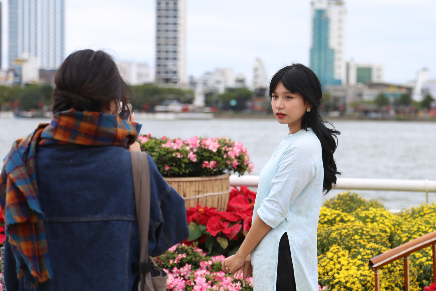 Nhiều bạn trẻ rủ nhau dạo đường hoa, lưu lại những khoảnh khắc cuối cùng của năm Quý Mão. Nhiều bạn trẻ rủ nhau dạo đường hoa, lưu lại những khoảnh khắc cuối cùng của năm Quý Mão.