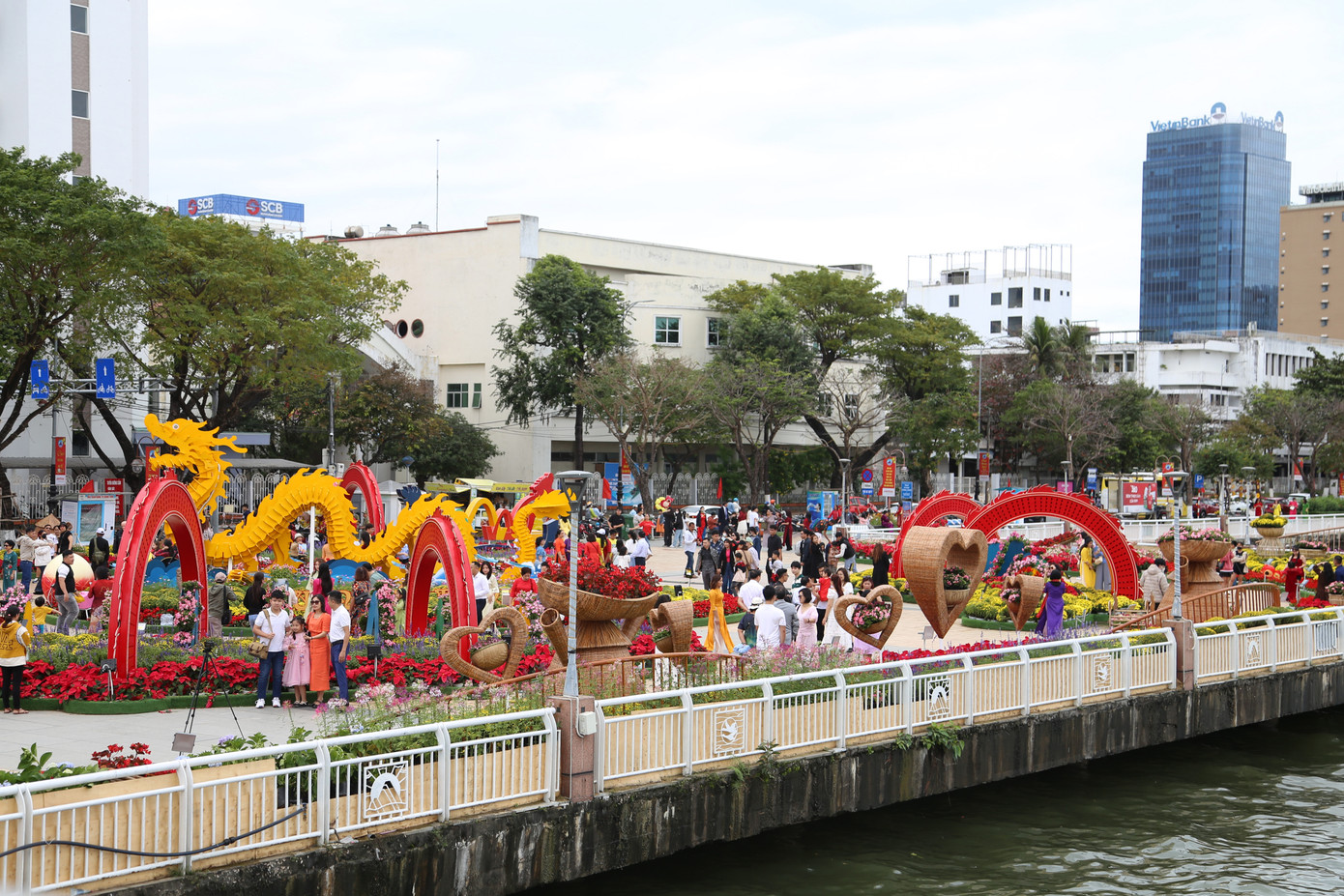 Từ khoảng 16h hôm nay 9/2 (30 Tết), đường hoa Tết Đà Nẵng bắt đầu nhộn nhịp. Người dân từ khắp nơi đổ về khu vực này để tham quan, chụp ảnh và chờ đón pháo hoa giao thừa. Ảnh: Giang Thanh Từ khoảng 16h hôm nay 9/2 (30 Tết), đường hoa Tết Đà Nẵng bắt đầu nhộn nhịp. Người dân từ khắp nơi đổ về khu vực này để tham quan, chụp ảnh và chờ đón pháo hoa giao thừa. Ảnh: Giang Thanh