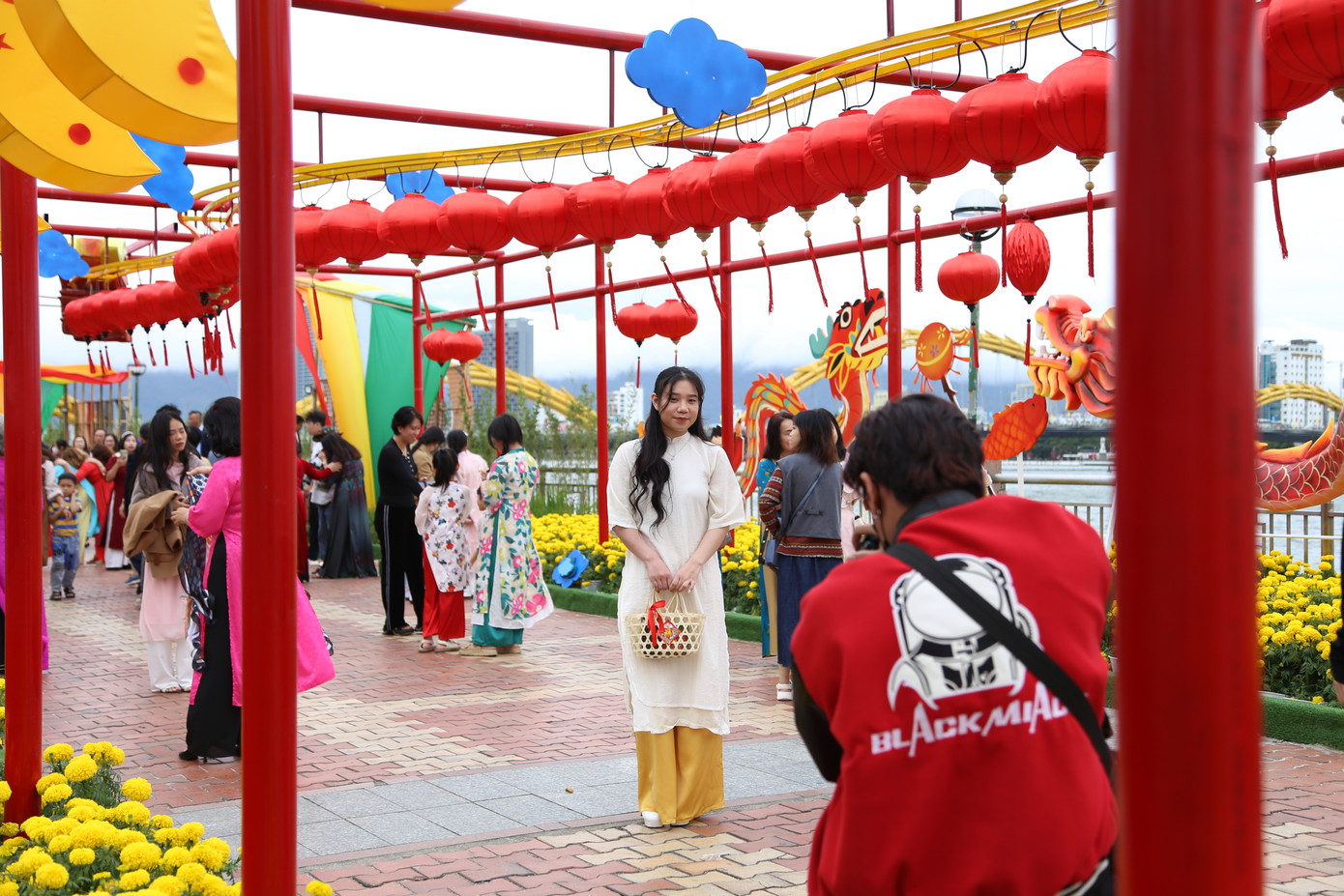 Nhiều bạn trẻ còn chuẩn bị thêm phụ kiện như: quạt, giỏ xách... để phù hợp với bối cảnh. Nhiều bạn trẻ còn chuẩn bị thêm phụ kiện như: quạt, giỏ xách... để phù hợp với bối cảnh.