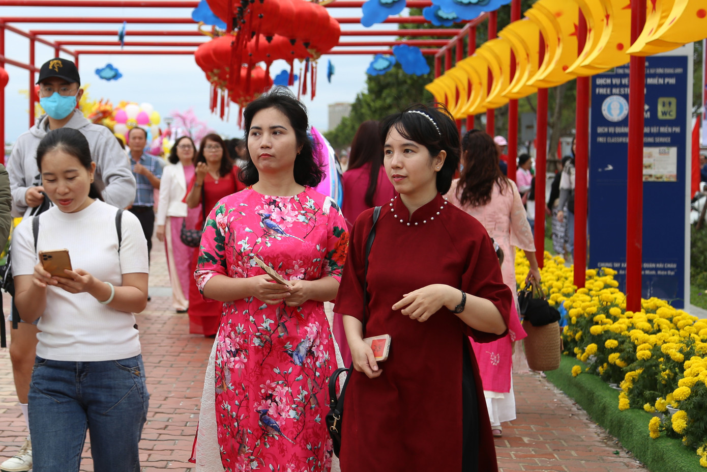 Chị Nguyễn Diệu Hiền (34 tuổi, quận Hải Châu) hẹn nhóm bạn cùng diện áo dài để lưu lại những khoảnh khắc đẹp bên các linh vật Tết Giáp Thìn. "Thời tiết ngày cuối năm rất thuận lợi để người dân du xuân đón Tết. Sau khi chuẩn bị xong mâm cúng giao thừa, tôi tranh thủ cùng bạn bè ra đường hoa, uống cà phê rồi chờ xem pháo hoa", chị Hiền nói. Chị Nguyễn Diệu Hiền (34 tuổi, quận Hải Châu) hẹn nhóm bạn cùng diện áo dài để lưu lại những khoảnh khắc đẹp bên các linh vật Tết Giáp Thìn. "Thời tiết ngày cuối năm rất thuận lợi để người dân du xuân đón Tết. Sau khi chuẩn bị xong mâm cúng giao thừa, tôi tranh thủ cùng bạn bè ra đường hoa, uống cà phê rồi chờ xem pháo hoa", chị Hiền nói.