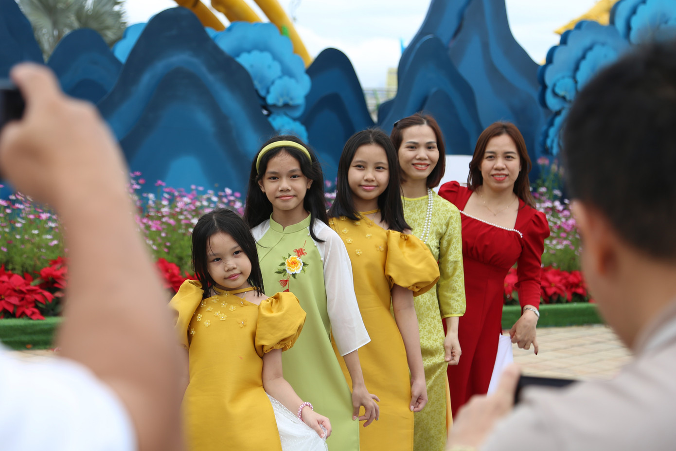 Trang phục áo dài rất được ưa chuộng. Từ người lớn tuổi, trung niên đến các bạn trẻ, các em nhỏ đều xúng xính trong trang phục truyền thống. Trang phục áo dài rất được ưa chuộng. Từ người lớn tuổi, trung niên đến các bạn trẻ, các em nhỏ đều xúng xính trong trang phục truyền thống.