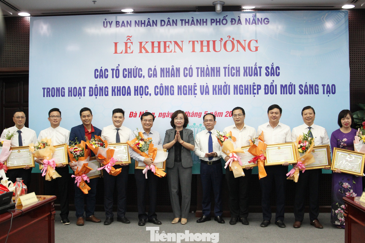 9 tập thể được khen thưởng gồm: Sở KH&CN, ĐH Đà Nẵng, Thành Đoàn Đà Nẵng, ĐH CNTT& TT Việt – Hàn, ĐH Đông Á, Hội Sinh viên ĐH Đà Nẵng, Công ty TNHH Đầu tư và Hỗ trợ khởi nghiệp Đà Nẵng, Công ty CP Công nghệ Hekate và Trung tâm Hỗ trợ khởi nghiệp ĐMST TP Đà Nẵng. 9 tập thể được khen thưởng gồm: Sở KH&CN, ĐH Đà Nẵng, Thành Đoàn Đà Nẵng, ĐH CNTT& TT Việt – Hàn, ĐH Đông Á, Hội Sinh viên ĐH Đà Nẵng, Công ty TNHH Đầu tư và Hỗ trợ khởi nghiệp Đà Nẵng, Công ty CP Công nghệ Hekate và Trung tâm Hỗ trợ khởi nghiệp ĐMST TP Đà Nẵng.