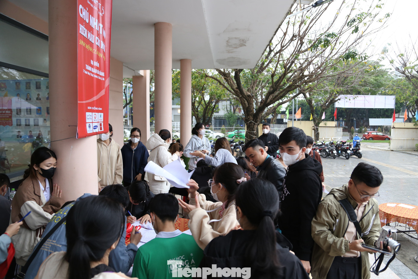 Từ sáng sớm nay (ngày 7/1), gia đình chị Nguyễn Thị Nga (31 tuổi, phường Hòa Thọ Đông, quận Cẩm Lệ) đã có mặt ở Thành Đoàn Đà Nẵng để tham gia Ngày hội hiến máu Chủ Nhật Đỏ.