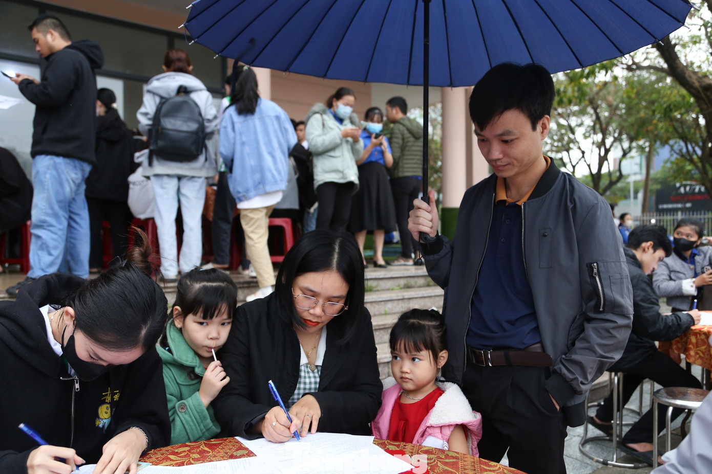 Đi cùng ba mẹ từ rất sớm, hai cô con gái nhỏ của chị háo hức khi được đeo chiếc ruy băng đỏ tươi trên đầu. Chị Nga kể tối qua cả nhà dặn nhau đi ngủ sớm, giữ sức khỏe để ngày mai cùng hiến máu, hai bé nghe vậy cũng nghiêm túc lên giường.