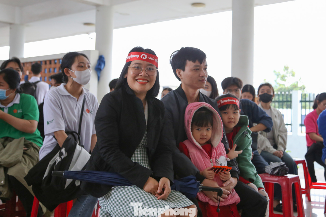 “Vì vậy, năm nay, tôi quyết định rủ chồng cùng đi, chở theo các con nữa. Tôi muốn cả nhà cùng nhau thực hiện nghĩa cử cao đẹp này, nhất là để các con làm quen với việc sẻ chia ngay từ khi còn nhỏ và nuôi dưỡng điều tốt đẹp ấy ngày một lớn dần hơn”, chị nói.