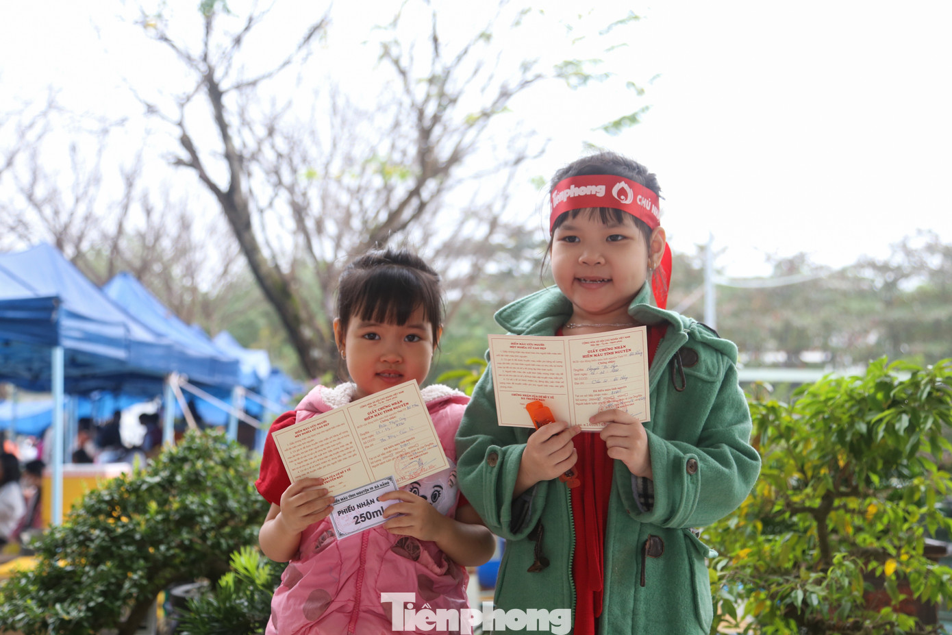 “Nhưng nghe vợ kể về những ca bệnh cần máu, nhất là trường hợp cấp cứu, giọt máu cho đi của mình có thể giúp một cuộc đời ở lại, tôi cảm thấy bản thân mình cần phải có trách nhiệm với cộng đồng. Hơn nữa, có gì ý nghĩa hơn việc cả nhà cùng nhau làm điều tử tế”, anh chia sẻ. Thời gian trước ngày hiến máu, anh rất cẩn trọng ăn uống, làm việc, ngủ nghỉ điều độ để giữ sức khỏe tốt nhất.