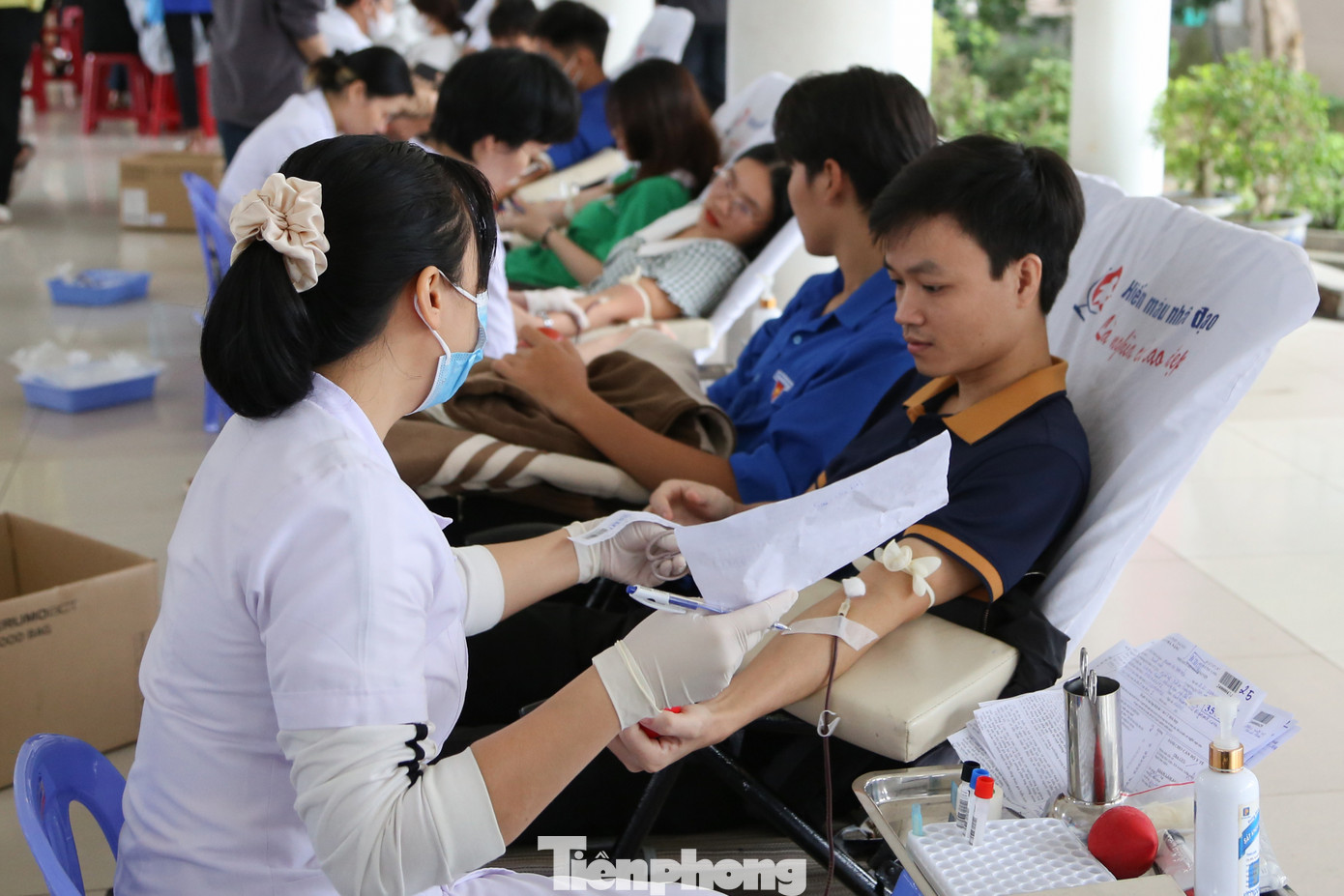 Trước đây, chị còn từng là tình nguyện viên của chương trình vận động hiến máu xuyên Việt Hành trình Đỏ. &quot;Thông qua Viện Huyết học Truyền máu T.Ư, tôi biết về Ngày hội Chủ Nhật Đỏ và có ý định tham gia từ rất lâu. Nhưng vì các con còn nhỏ nên chưa có điều kiện. Nay các bé đã lớn, nên năm nào Ngày hội diễn ra, tôi đều sắp xếp tham gia, không chỉ là chia sẻ giọt máu hồng mà còn giúp các con tôi hiểu về nghĩa cử cao đẹp này, từ đó biết yêu thương, chia sẻ với những người kém may mắn&quot;, chị Nga cho hay.