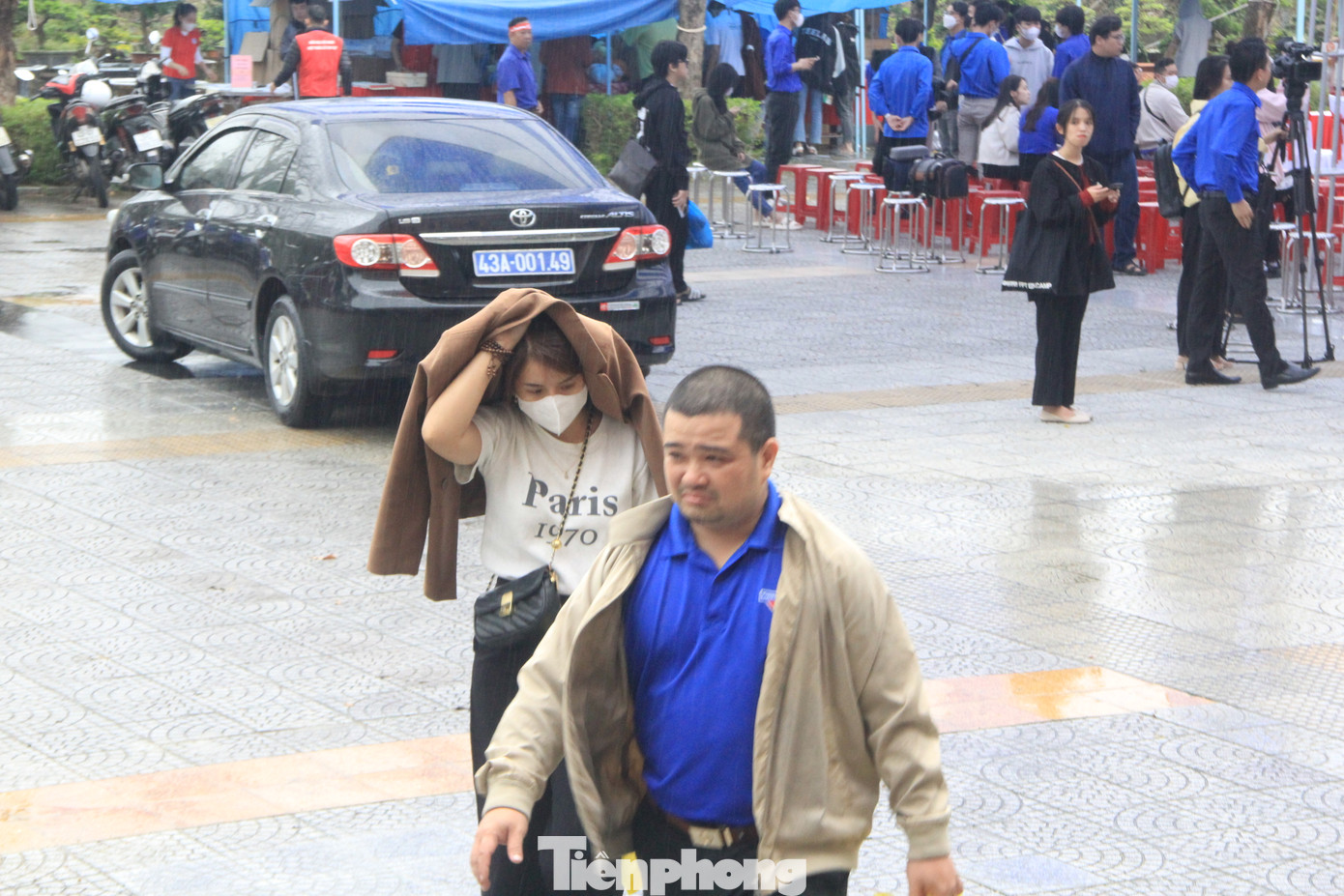 Cơn mưa ngày càng nặng hạt cũng không thể ngăn được sức trẻ của đoàn viên, thanh niên. Càng đến gần thời điểm khai mạc chương trình, lượng người hiến máu đổ về ngày một đông.