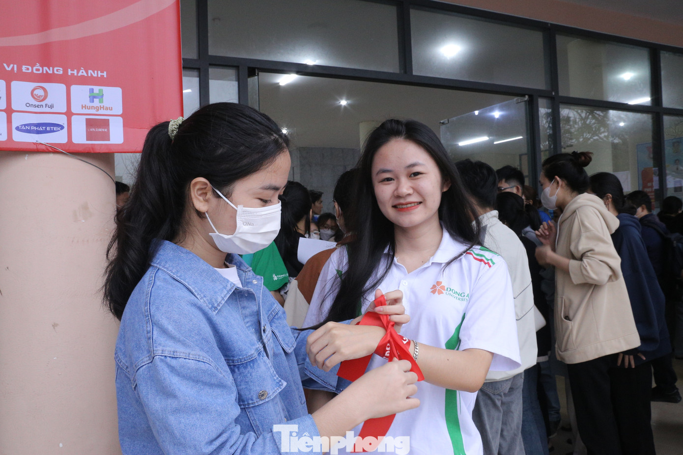 Lần đầu tham gia hiến máu tình nguyện, Trần Thị Kim Loan (sinh viên năm nhất, ĐH Đông Á) không giấu được sự hồi hộp. "Em biết đến phong trào hiến máu tình nguyện từ lâu rồi, nhưng vì chưa đủ tuổi nên em không được đăng ký hiến máu. Khi vào ĐH, biết được thông tin về Chủ Nhật Đỏ, em đã quyết định đăng ký hiến máu lần đầu tại Ngày hội này với mong muốn tiếp tục lan tỏa ý nghĩa nhân văn của chương trình đến đông đảo mọi người", Loan nói.