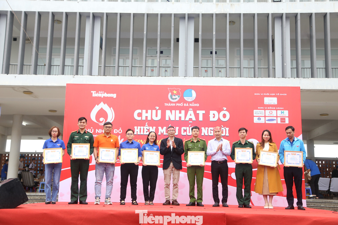 Dịp này, Thành Đoàn - Hội LHTN TP. Đà Nẵng tuyên dương, khen thưởng 29 tập thể tiêu biểu trong phong trào hiến máu tình nguyện năm 2023.
