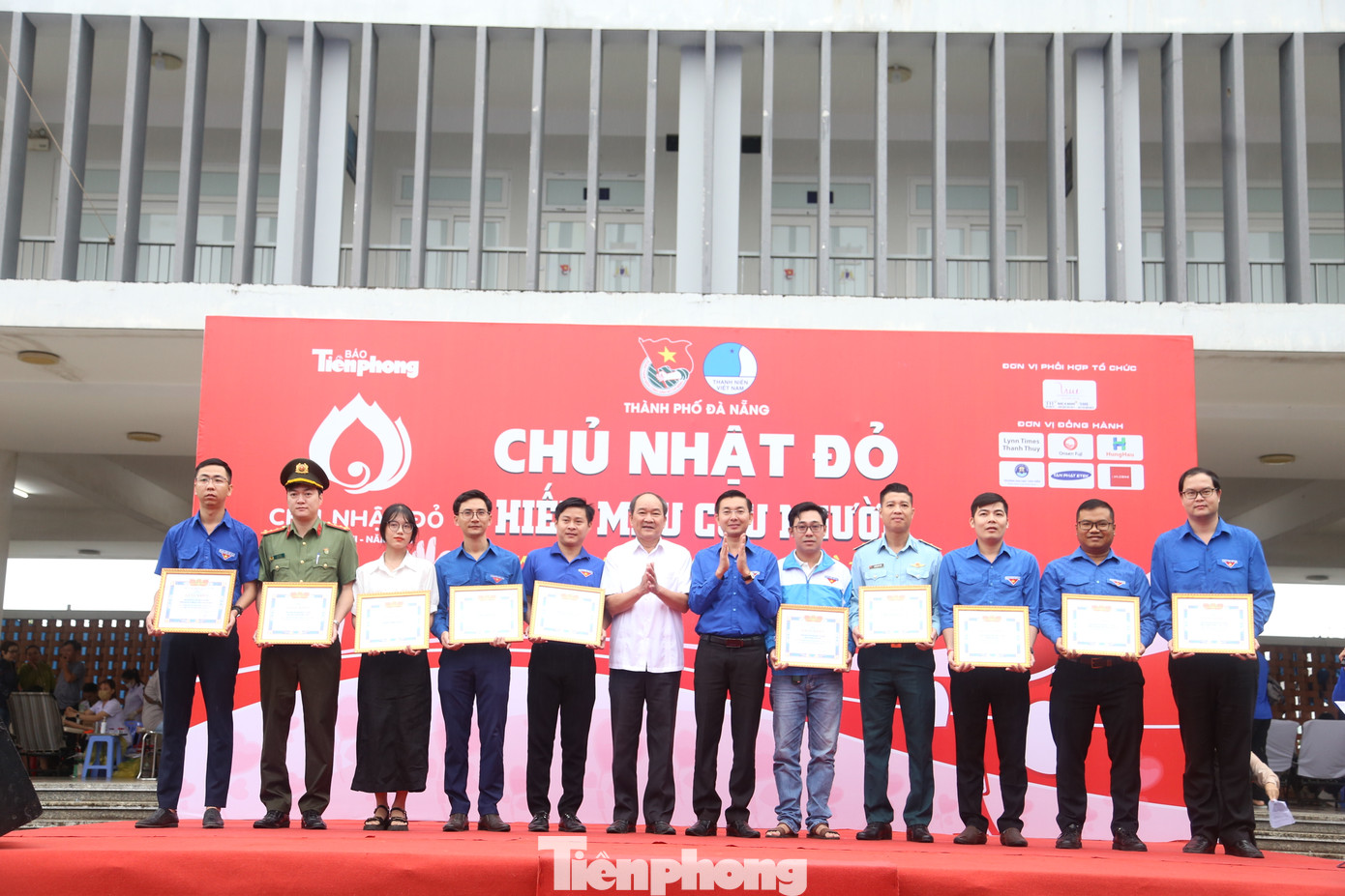 Dịp này, Thành Đoàn - Hội LHTN TP. Đà Nẵng tuyên dương, khen thưởng 29 tập thể tiêu biểu trong phong trào hiến máu tình nguyện năm 2023.