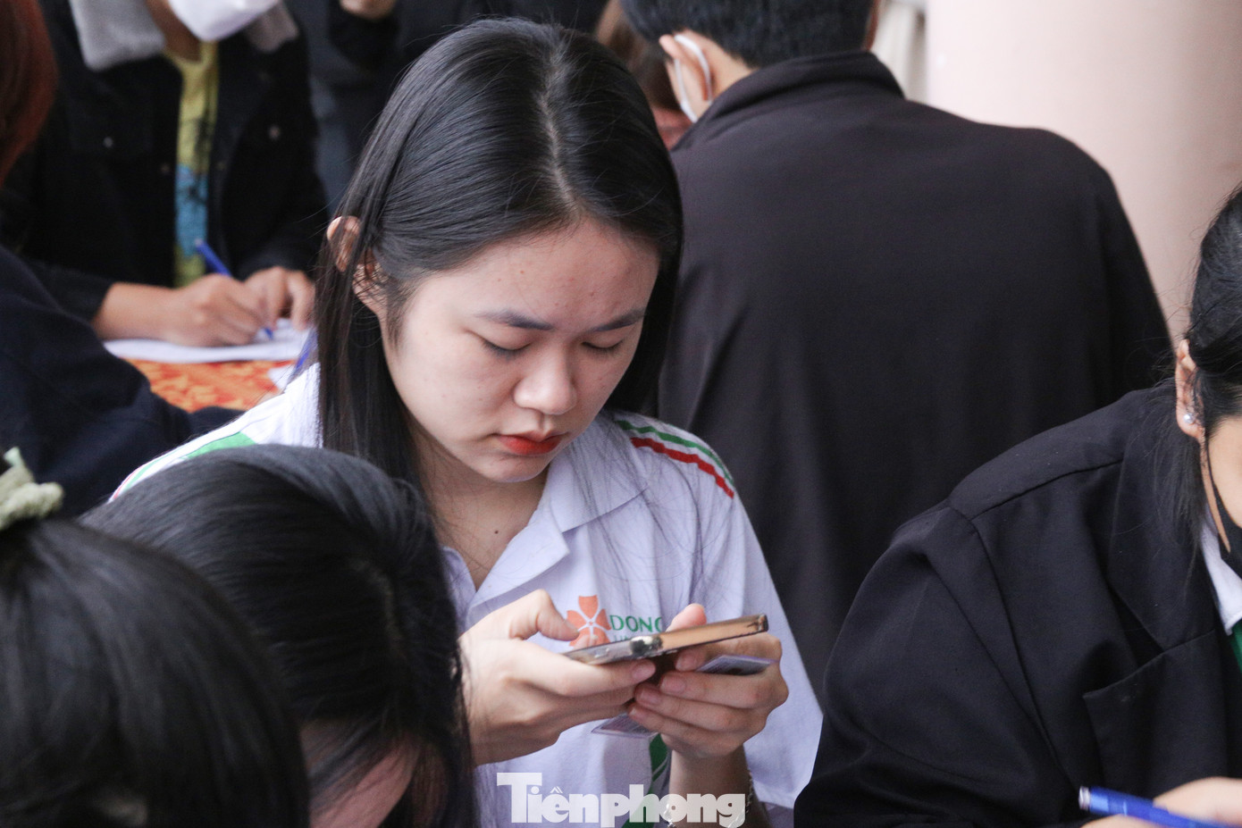 Tại ngày hội, để giải tỏa lượng người đăng ký hiến máu, BTC bố trí cho người hiến máu đăng ký thủ công hoặc đăng ký trực tuyến thông qua mã QR.