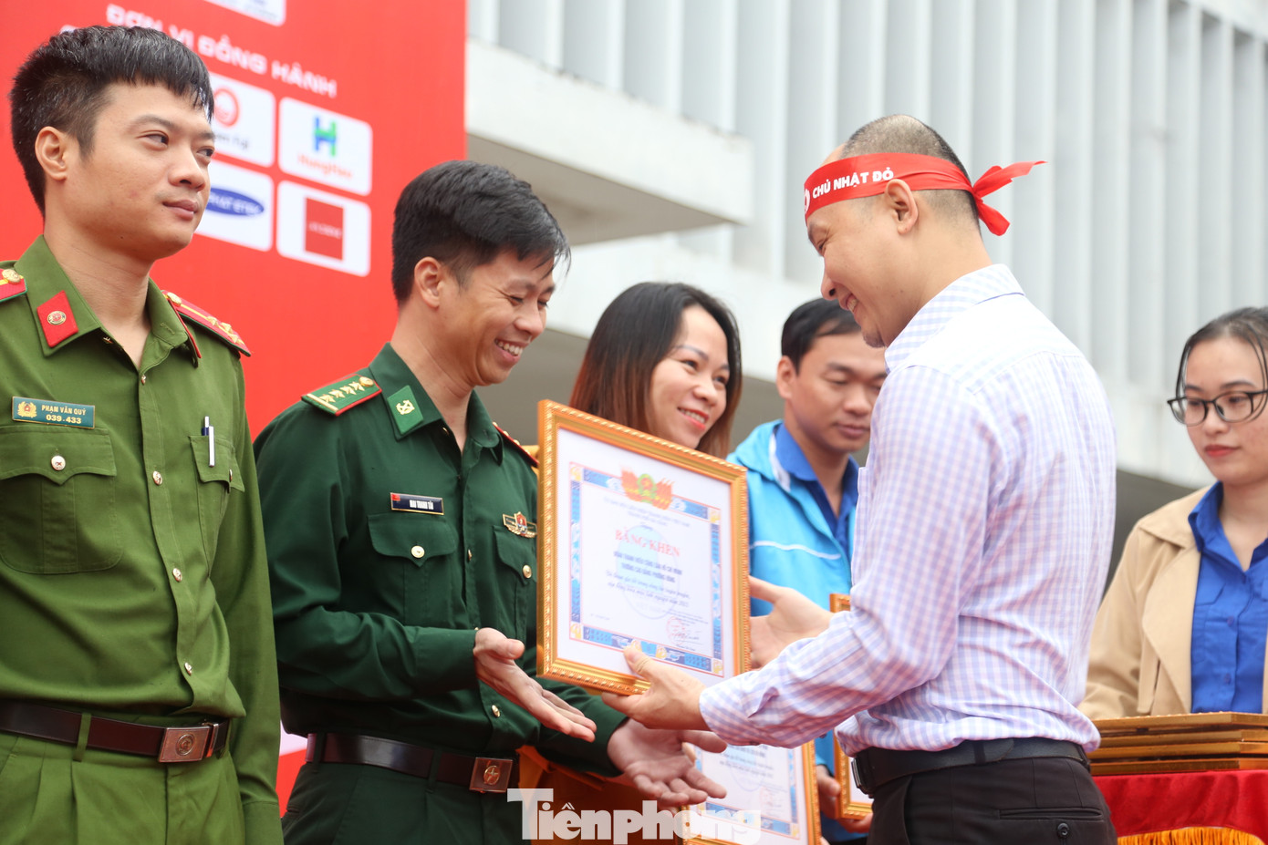 Dịp này, Thành Đoàn - Hội LHTN TP. Đà Nẵng tuyên dương, khen thưởng 29 tập thể tiêu biểu trong phong trào hiến máu tình nguyện năm 2023.