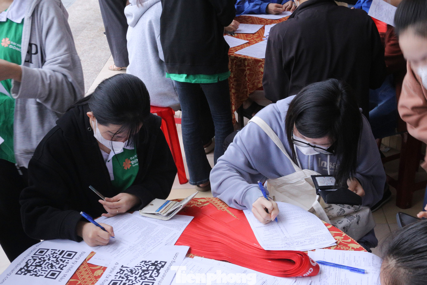 Tại ngày hội, để giải tỏa lượng người đăng ký hiến máu, BTC bố trí cho người hiến máu đăng ký thủ công hoặc đăng ký trực tuyến thông qua mã QR.