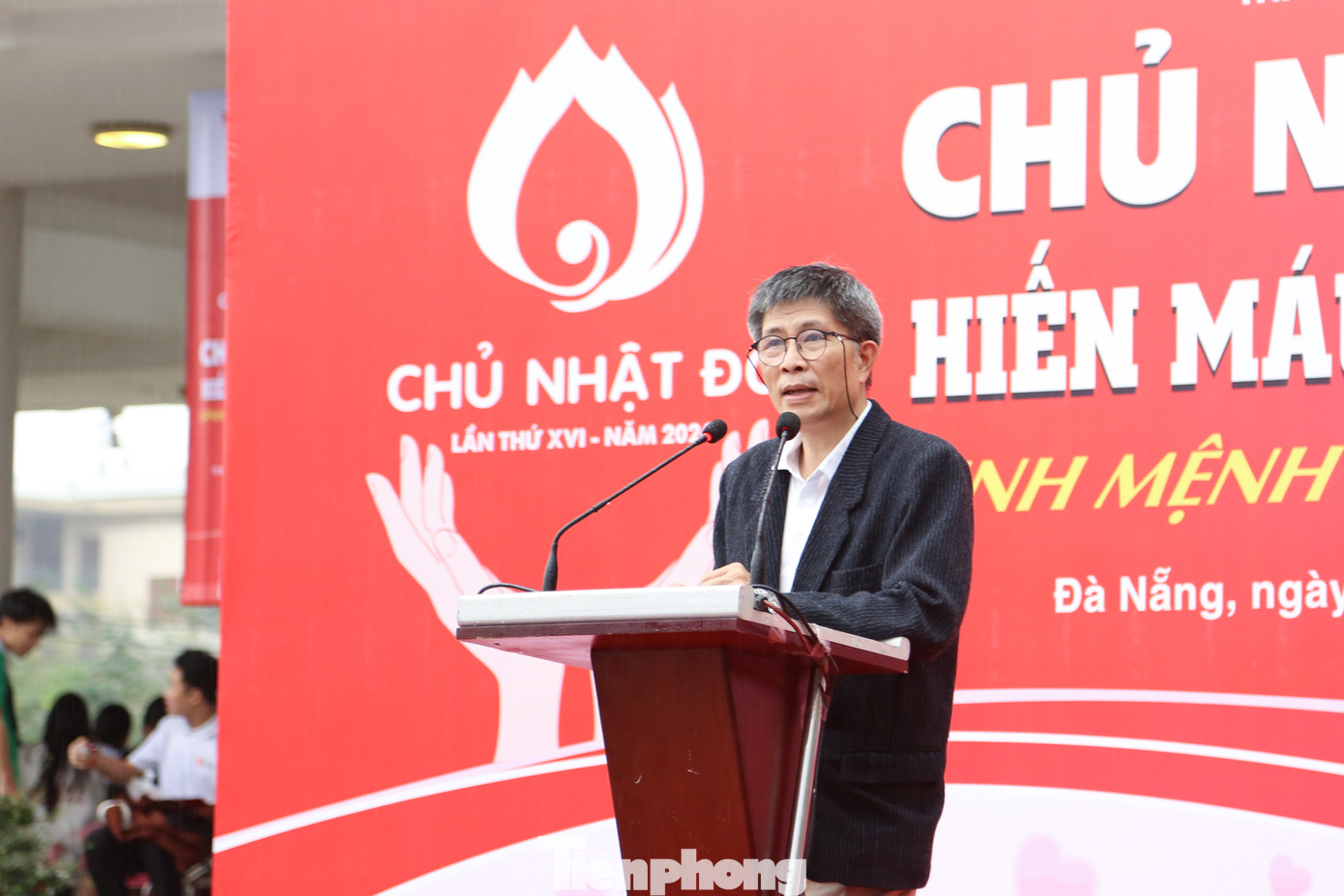 Phát biểu tại lễ khai mạc Ngày hội Chủ Nhật Đỏ, nhà báo Trần Tuấn, Trưởng Ban đại diện báo Tiền Phong tại miền Trung gửi lời cảm ơn đến hàng ngàn bạn trẻ có mặt tại ngày hội, sẵn sàng trao đi những giọt máu thanh xuân quý giá cho cộng đồng, cho xã hội. "Theo kế hoạch, Ngày hội Chủ Nhật Đỏ sáng 7/1 tiếp nhận 1.000 đơn vị máu. Đồng thời, hưởng ứng ngày hội, tại một số trường ĐH, CĐ, trong tháng 1 này tiếp tục diễn ra các chương trình hưởng ứng Chủ Nhật Đỏ, với số lượng 1.500 đơn vị máu. Với tổng cộng 2.500 đơn vị máu tiếp nhận, đây là con số kỷ lục với Chủ Nhật Đỏ từ trước đến nay tại TP. Đà Nẵng", nhà báo Trần Tuấn cho hay.