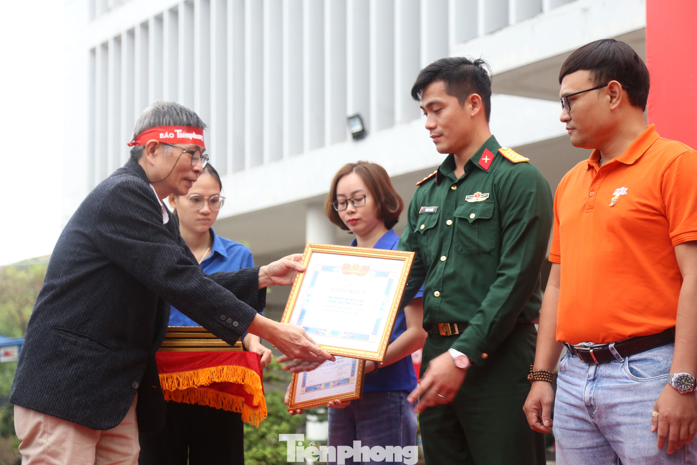 Dịp này, Thành Đoàn - Hội LHTN TP. Đà Nẵng tuyên dương, khen thưởng 29 tập thể tiêu biểu trong phong trào hiến máu tình nguyện năm 2023.
