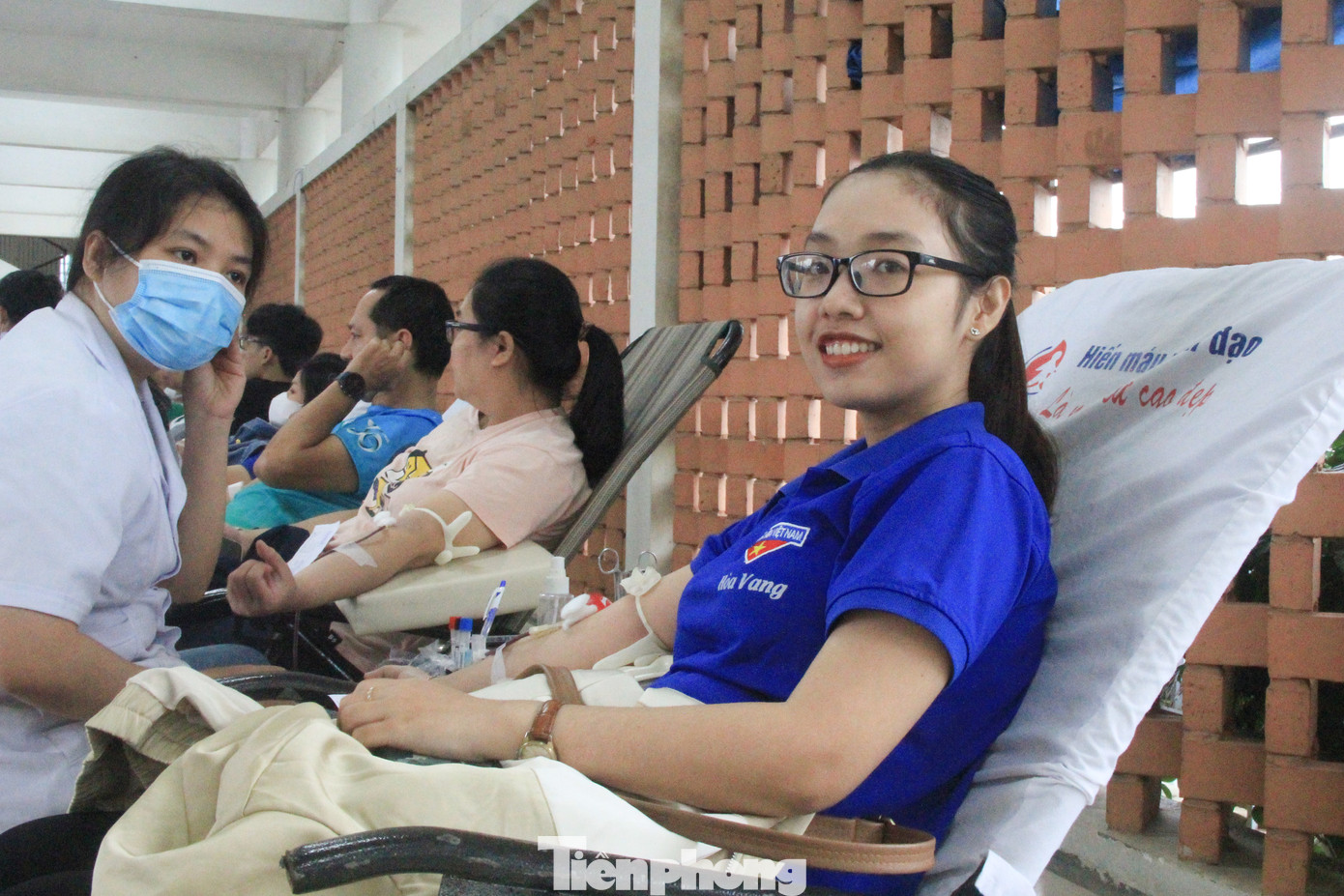 Hàng trăm đoàn viên thanh niên đã tham gia hiến máu khẩn cấp để phục vụ cấp cứu nạn nhân theo yêu cầu của Bệnh viện Đà Nẵng.