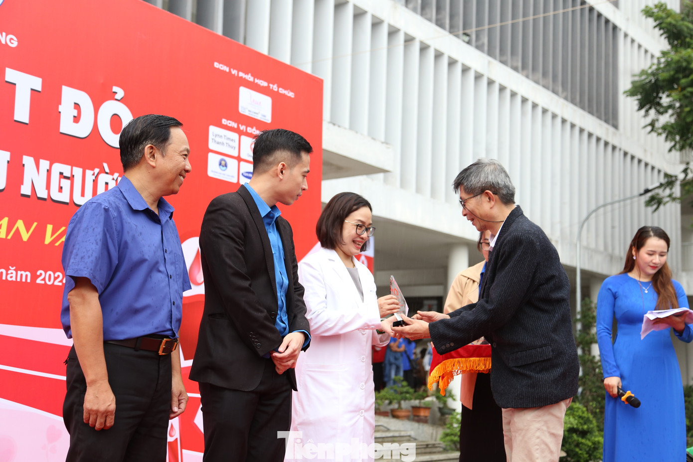 Đại diện Báo Tiền Phong trao kỷ niệm chương cho các đơn vị đã đồng hành, hỗ trợ tổ chức Ngày hội Chủ Nhật Đỏ trong suốt những năm qua, gồm Thành Đoàn - Hội LHTN TP. Đà Nẵng, Hội Chữ thập Đỏ thành phố, Khoa Huyết học Truyền máu - Bệnh viện Đà Nẵng.