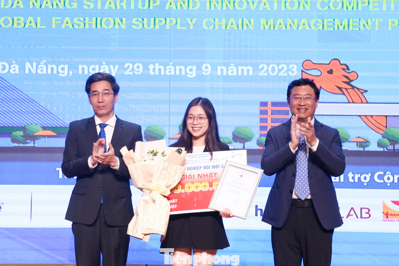 Phó Chủ tịch UBND TP Trần Chí Cường (trái) và Cục trưởng Cục Phát triển thị trường và doanh nghiệp KHCN (Bộ KH&amp;CN) Phạm Hồng Quất (phải) trao giải Nhất cho dự án Wetex. Ảnh: Giang Thanh