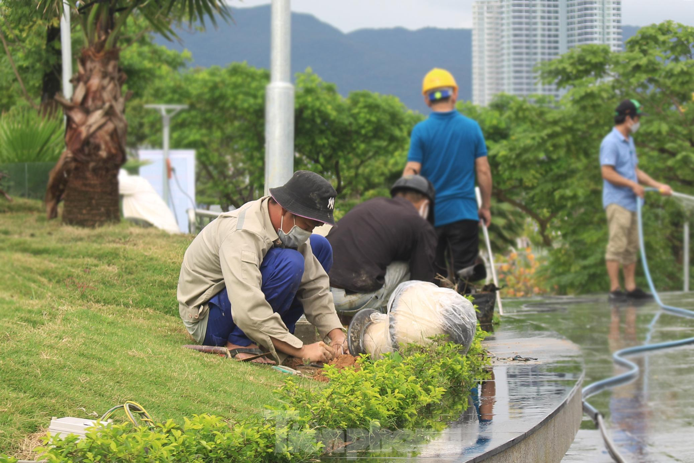Các khu vực cầu thang, lối đi, sàn các tầng… đều được công nhân xịt nước, lau rửa sạch sẽ. Những vườn hoa, tiểu cảnh… cũng đang được xếp đặt hoàn thiện.