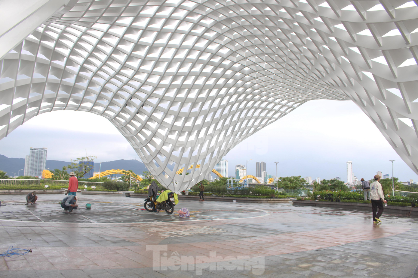Hình ảnh cánh diều trắng với những đường cong 3 chiều mềm mại nổi bật giữa không gian đô thị, tạo điểm nhấn ấn tượng cho thành phố bên sông Hàn.