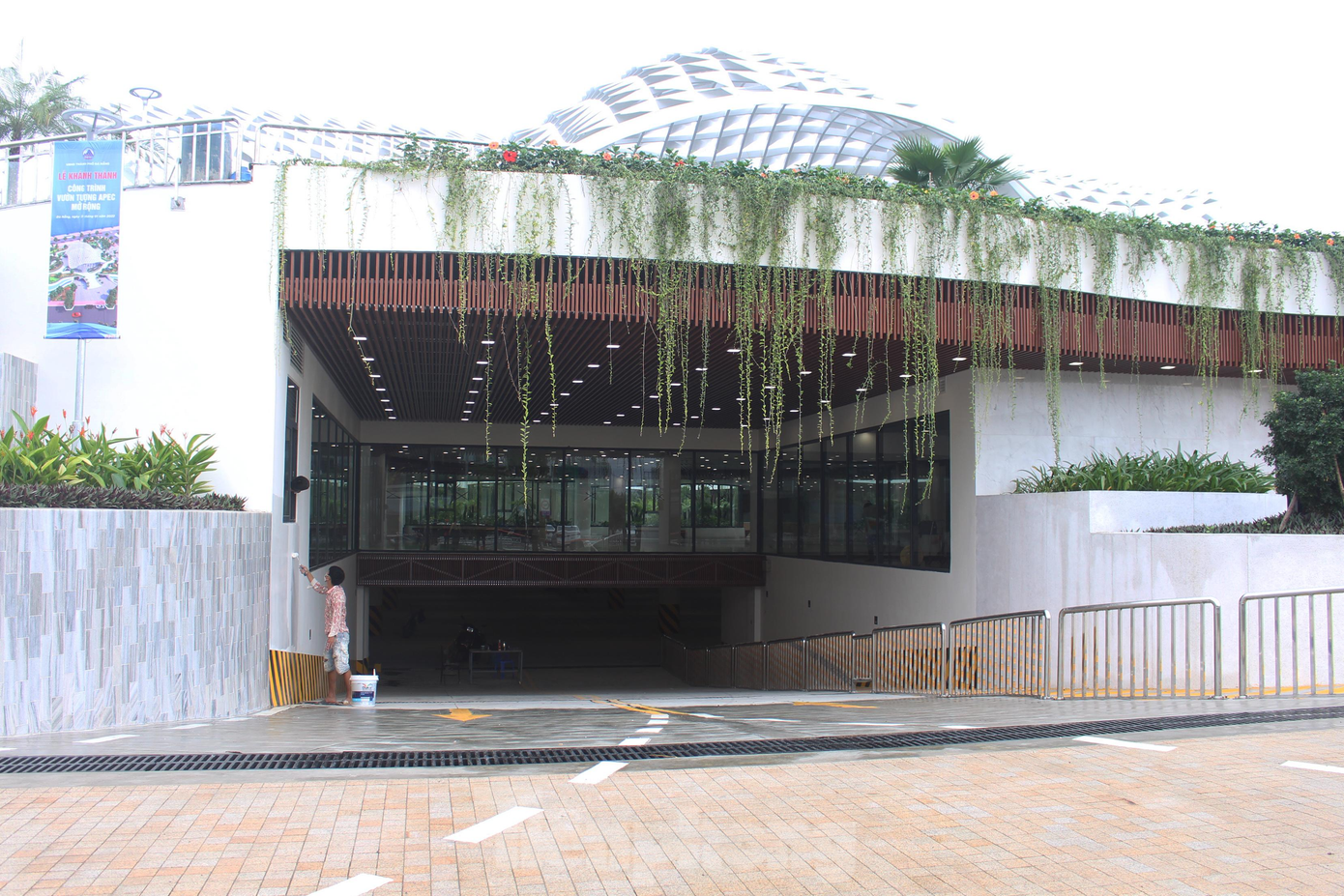 Tổ hợp công trình gồm khu công viên cây xanh, thảm cỏ, lối đi bộ, vườn dạo... bố trí theo 3 tầng không gian. Công trình có tổng vốn đầu tư là 759 tỷ đồng.