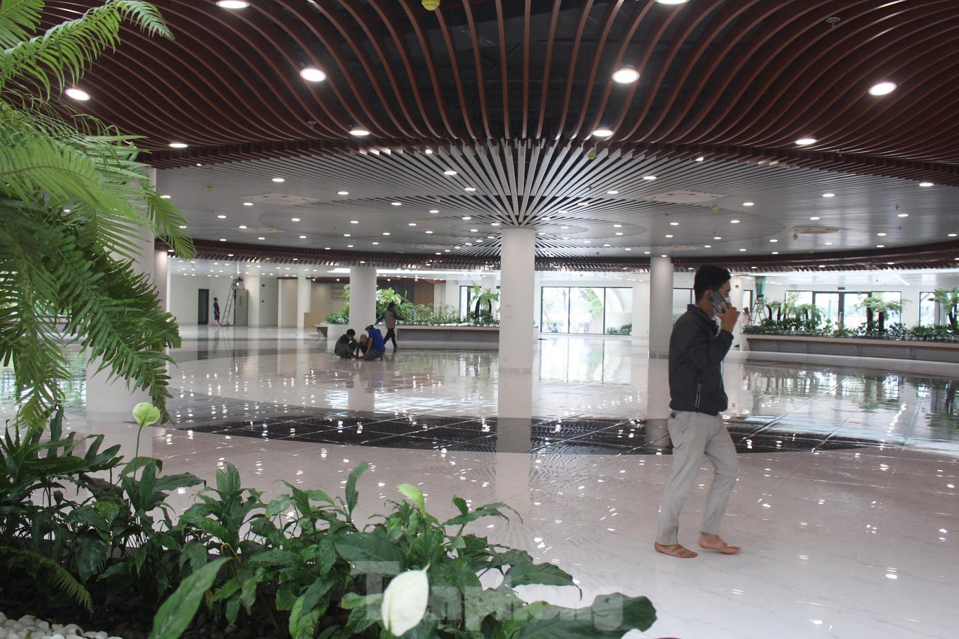 Tầng 1 rộng diện tích 2.750m2 là không gian nghỉ ngơi, khu du lịch bán hàng lưu niệm, khu thông tin du lịch phục vụ du khách đến tham quan...