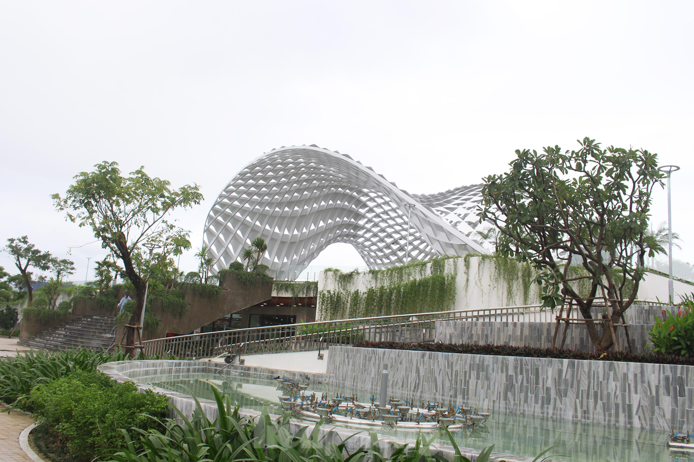 Những ngày này, các công nhân đang tất bật hoàn thiện những công đoạn cuối cùng để sẵn sàng cho lễ khánh thành Công viên APEC mở rộng.