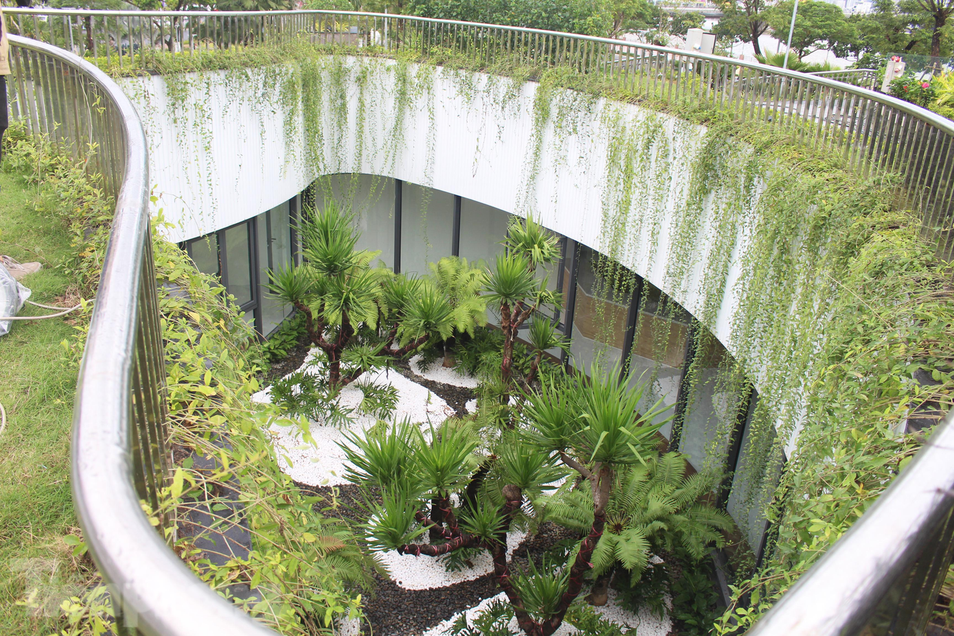 Tầng 2 với điểm nhấn mái vòm cánh diều là không gian sinh hoạt cộng đồng, hồ nước, lối đi bộ, các tiểu cảnh cây xanh, hoa lá trang trí…