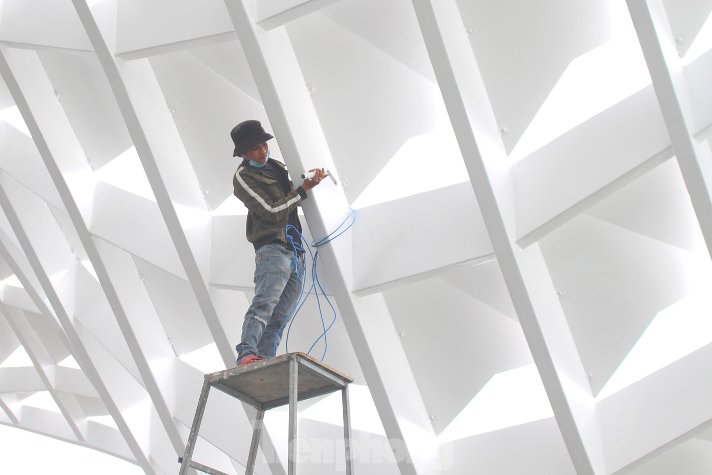 “Các công nhân đang gấp rút vệ sinh, trang trí hoa, tiểu cảnh, hoàn thiện hệ thống điện… Dịch bệnh cũng khiến tiến độ công trình bị ảnh hưởng nhưng chúng tôi vẫn nỗ lực đảm bảo tiến độ và chất lượng dự án”, ông Nhật nói.