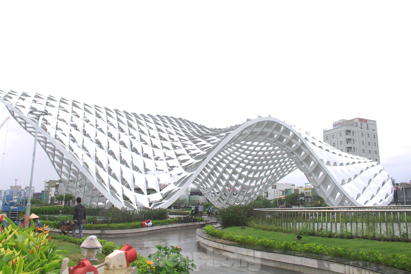 Mái vòm “Cánh diều bay cao” thể hiện sự thay đổi liên tục diện mạo đô thị cùng tầm vóc của Đà Nẵng - thành phố động lực của khu vực miền Trung. Đà Nẵng như một cánh diều, cánh chim đầu đàn đưa khu vực phát triển, bay cao bay xa.