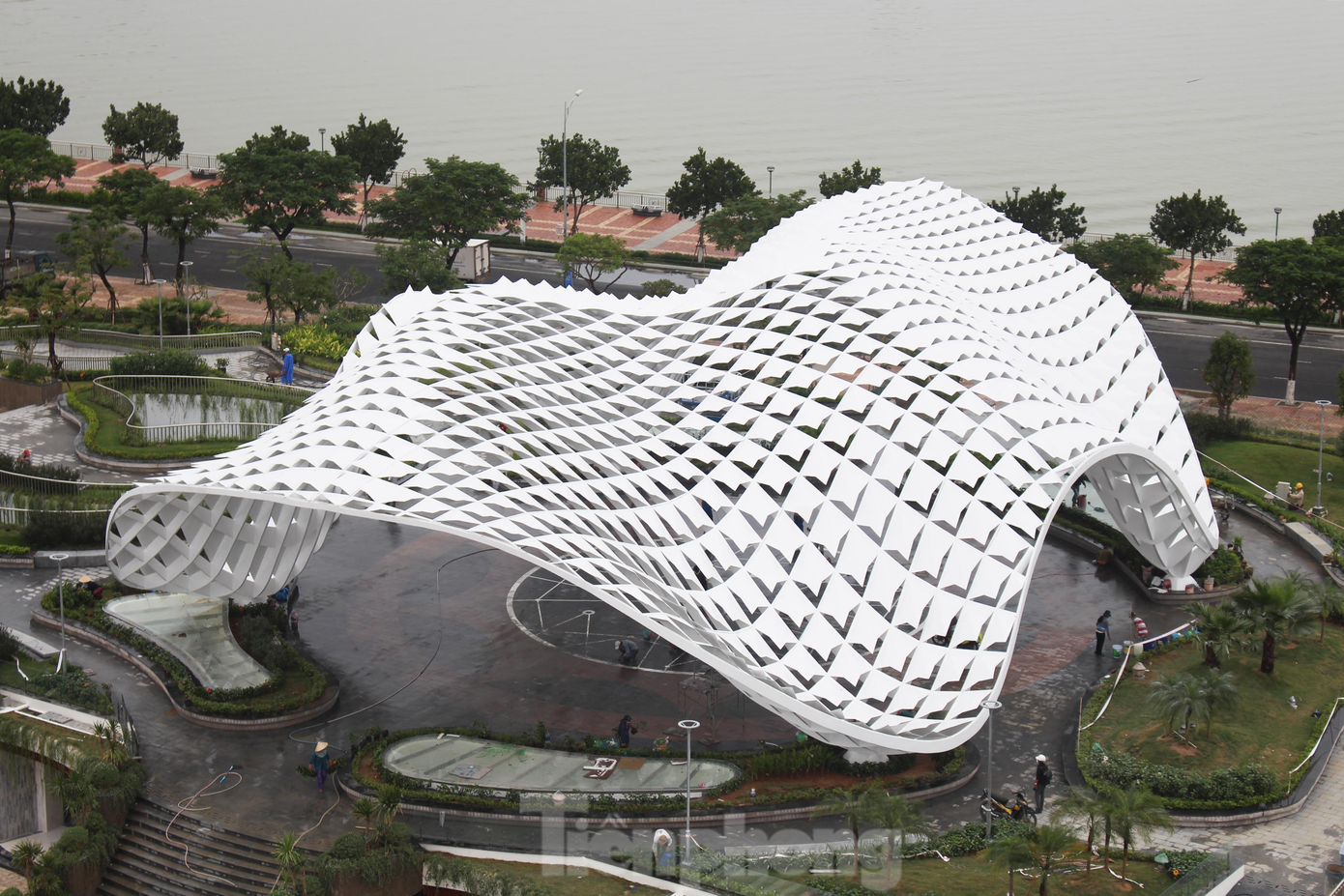 Điểm nhấn của công trình là mái vòm “cánh diều bay cao” có diện tích 790m2 được chế tạo, thi công lắp đặt với nguyên liệu là gần 200 tấn thép. Đây là ý tưởng đạt giải nhất cuộc thi tuyển phương án thiết kế, kiến trúc “Vườn tượng APEC mở rộng”.