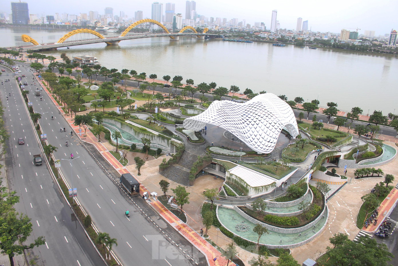 Công viên APEC tọa lạc trên địa bàn phường Bình Hiên (quận Hải Châu) với vị trí đắc địa ngay gần cầu Rồng. Phía đông giáp tuyến đường Bạch Đằng nối dài, phía tây giáp tuyến đường 2-9, phía nam giáp tuyến đường Bình Minh 4 và phía bắc giáp Công viên APEC hiện trạng).