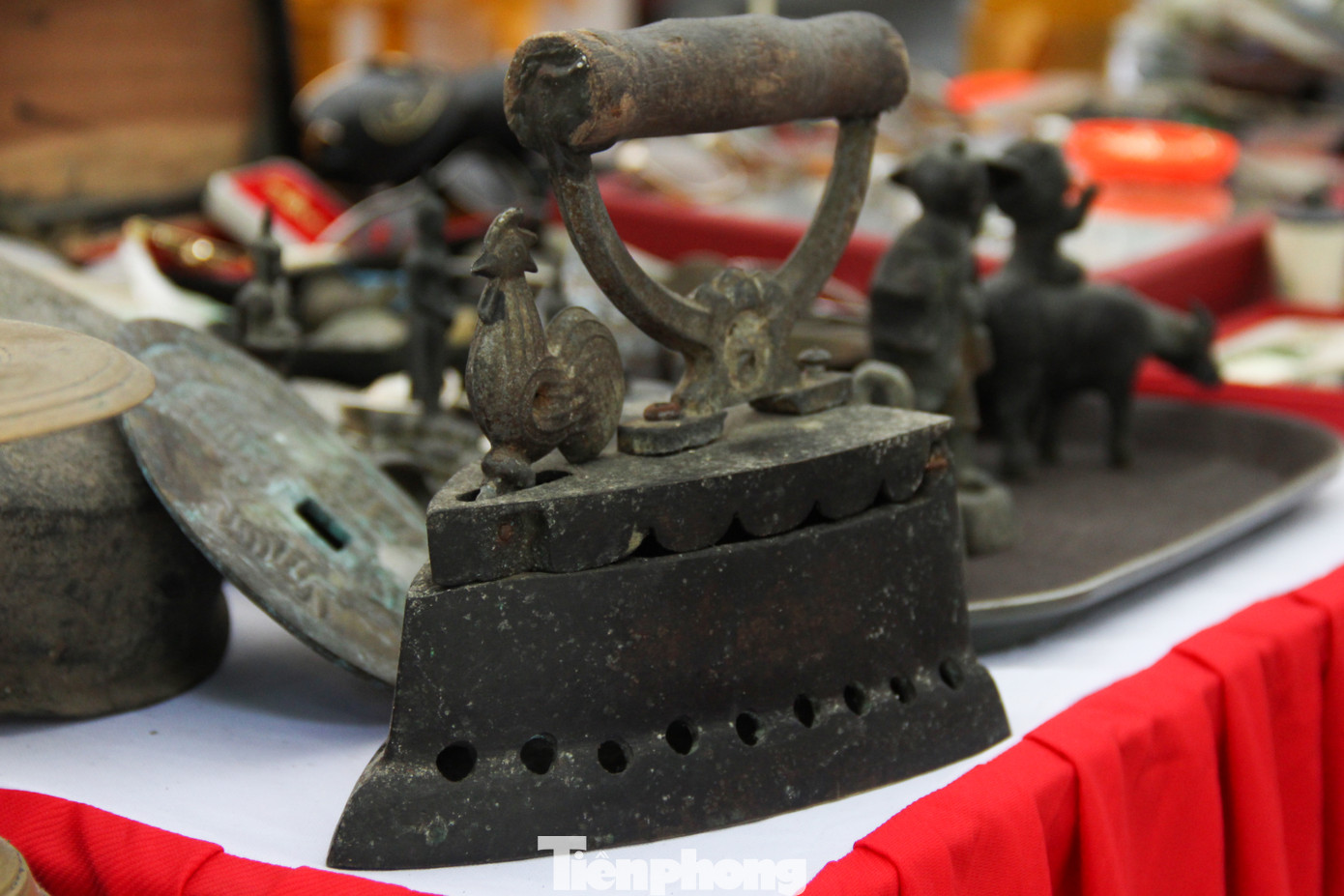 Hàng hóa ở đây có thể là những món đồ từ thời “ông bà anh” như chiếc tivi đen trắng, điện thoại quay số, những chiếc máy ảnh phim, chiếc tẩu thuốc, những chiếc zippo đủ chủng loại, kiểu dáng… Hàng hóa ở đây có thể là những món đồ từ thời “ông bà anh” như chiếc tivi đen trắng, điện thoại quay số, những chiếc máy ảnh phim, chiếc tẩu thuốc, những chiếc zippo đủ chủng loại, kiểu dáng…